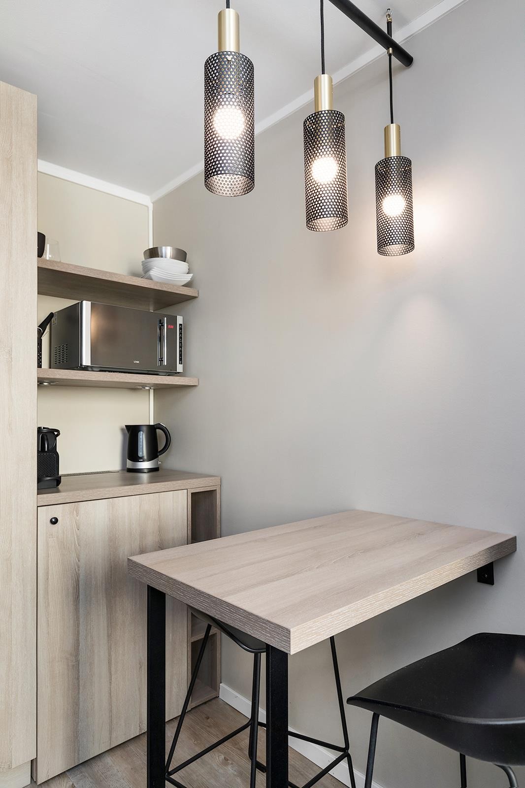 Lite spisebord med 2 barstoler Galleribilde