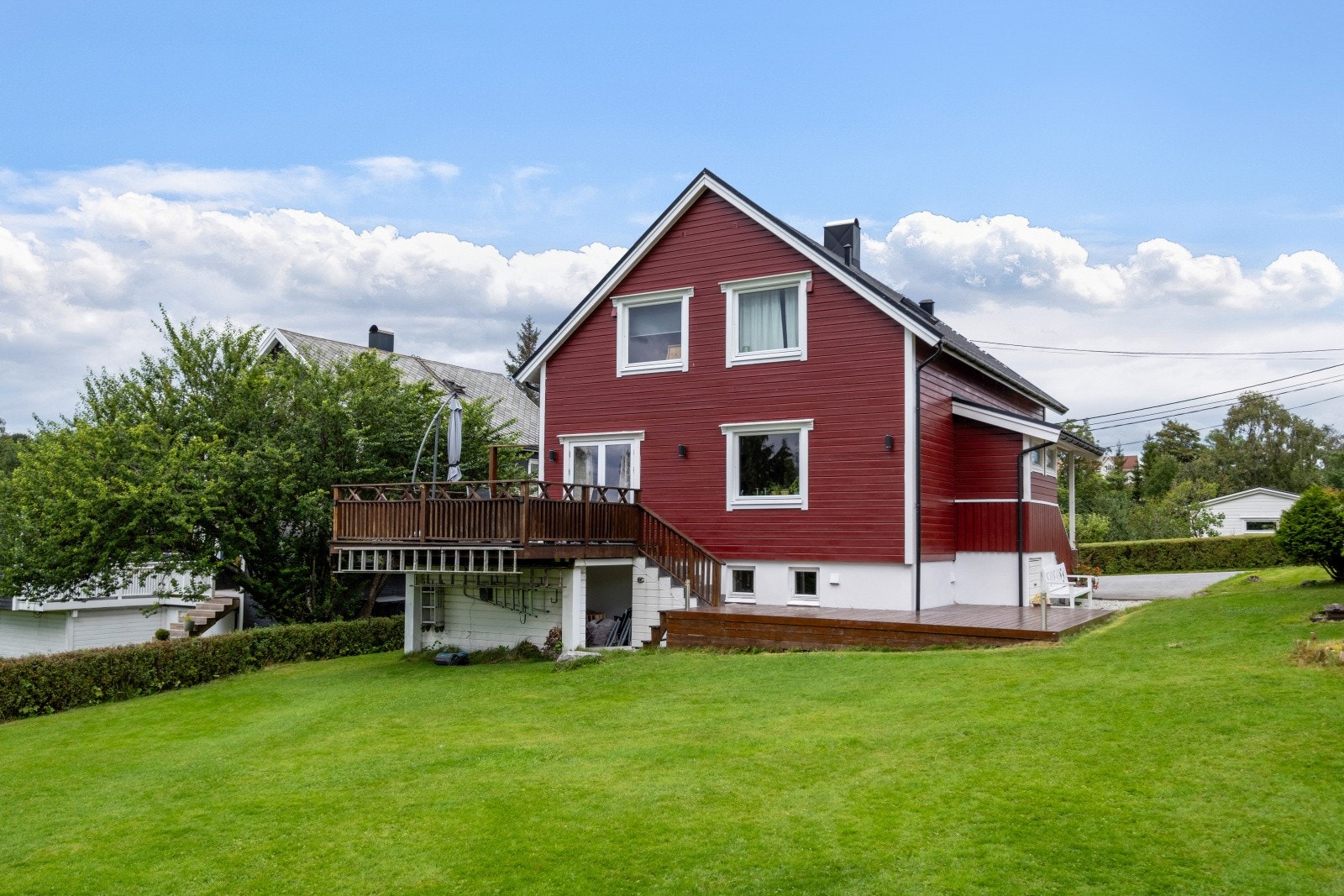 Baksiden av boligen har to store uteplasser på ulike nivåer, som gir fleksible soner for uteliv. Galleribilde