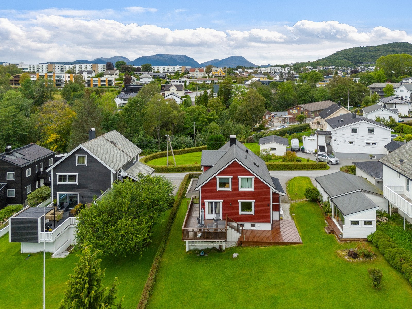 En innholdsrik eiendom med garasje, hagestue og en stor, solrik tomt. Galleribilde