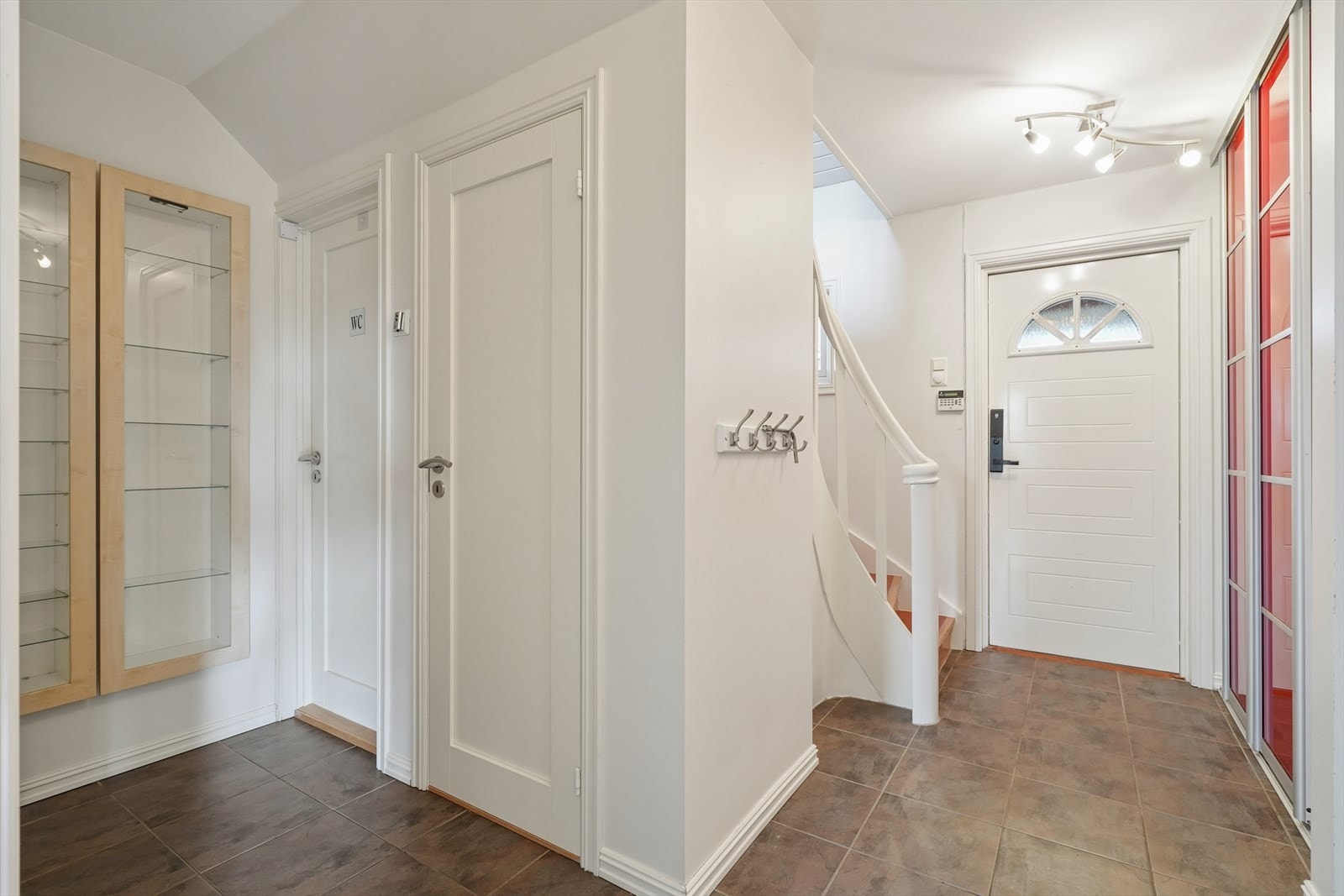 Fra entréen er det tilgang til vaskerom/wc og videre inn til stuen. Galleribilde