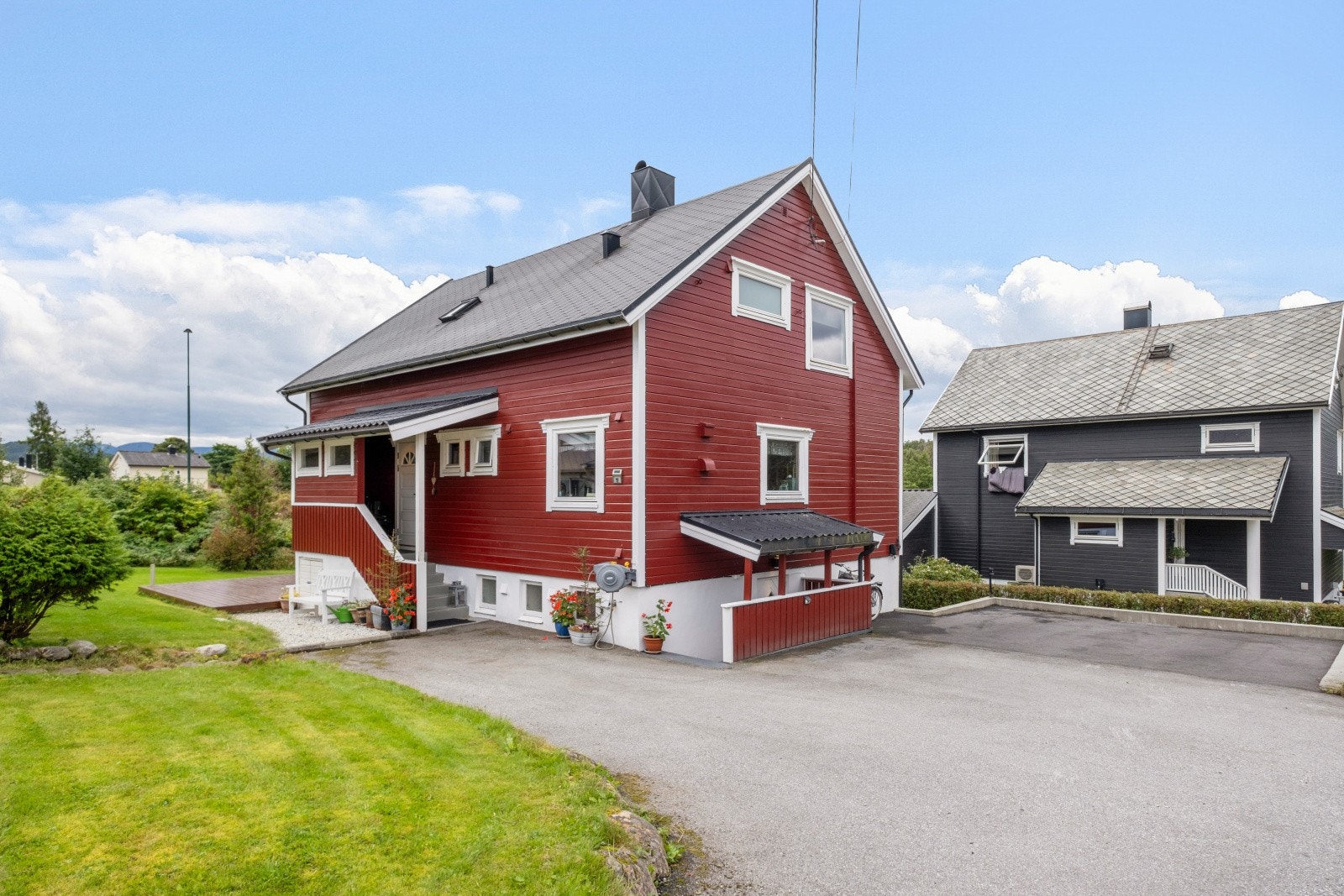Asfaltert gårdsplass gir gode og lettstelte parkeringsmuligheter på egen tomt. Galleribilde