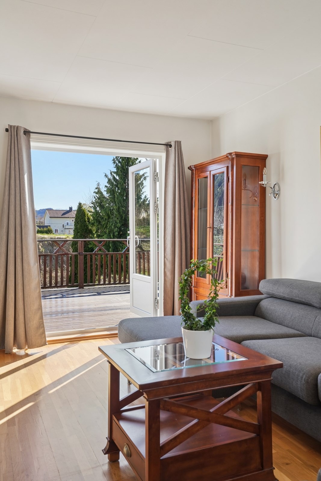 Fra stuen er det direkte utgang til veranda på ca. 22 m². Galleribilde