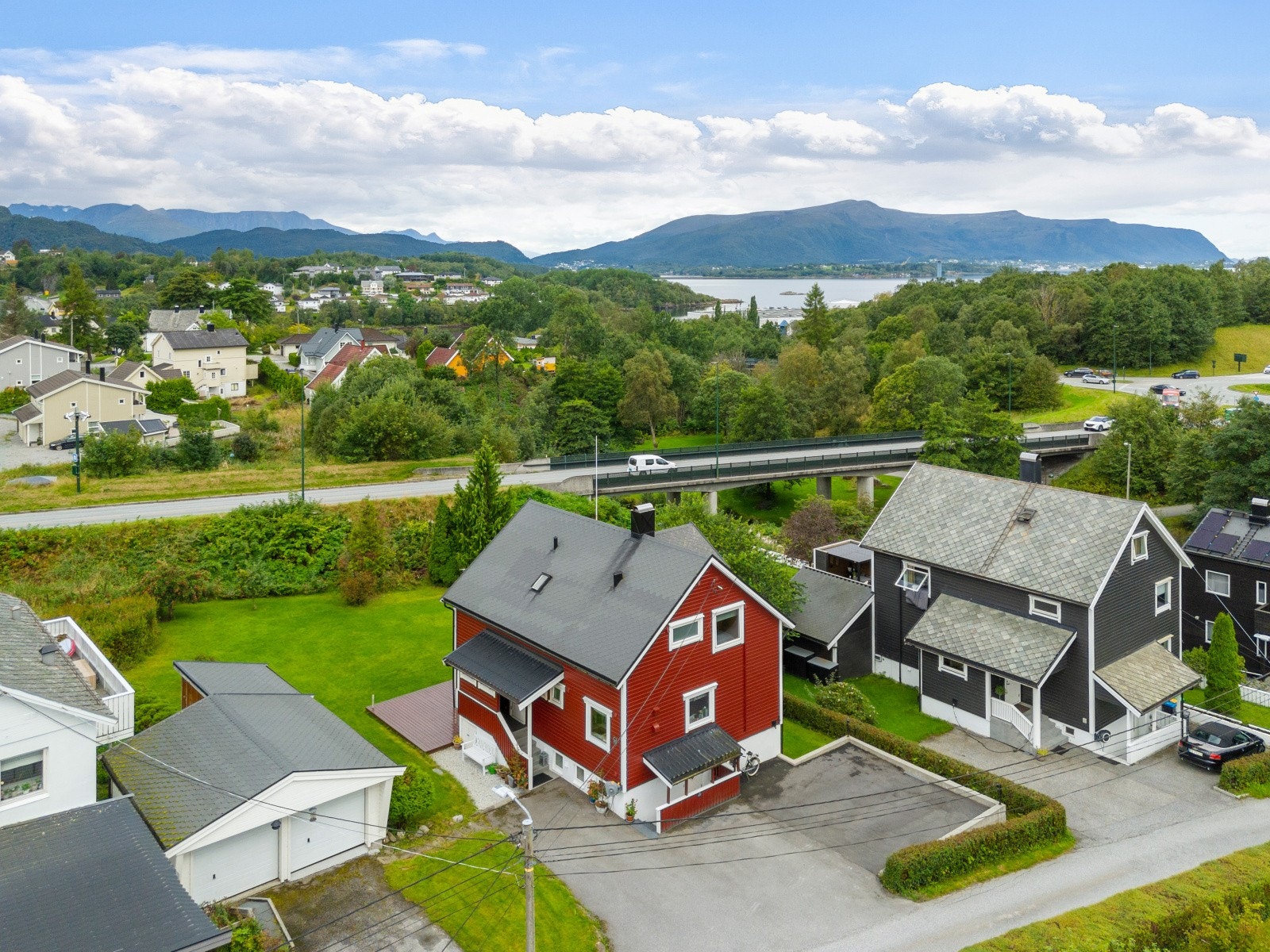 Kort vei til dagligvarebutikker som Spar og Bunnpris, begge kun 4 minutters gange unna. Galleribilde