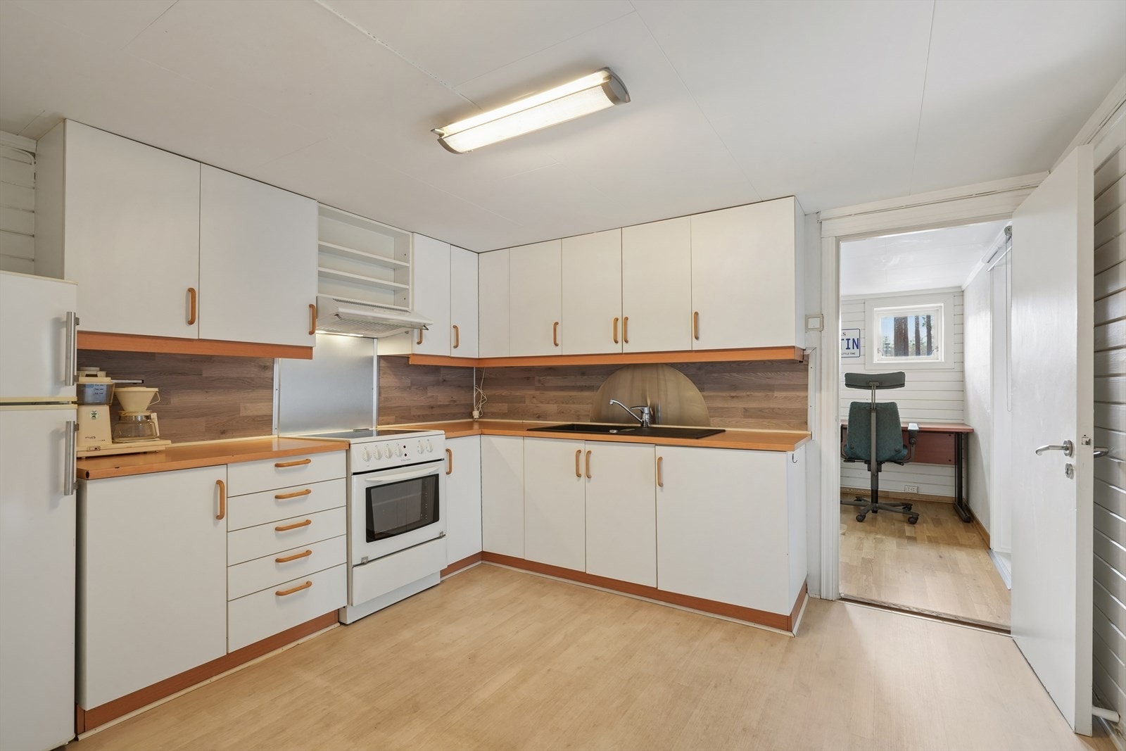 Kjøkken i underetasjen med laminatinnredning, ventilator og opplegg for oppvaskmaskin. Galleribilde