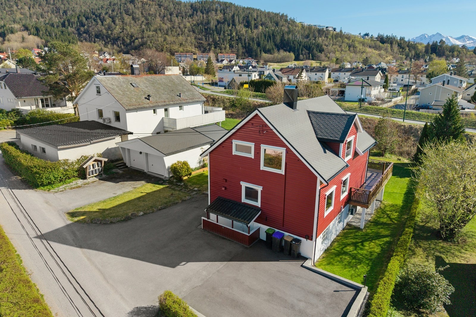 Eiendommen ligger i et etablert og familievennlig boligområde i Ålesund. Galleribilde