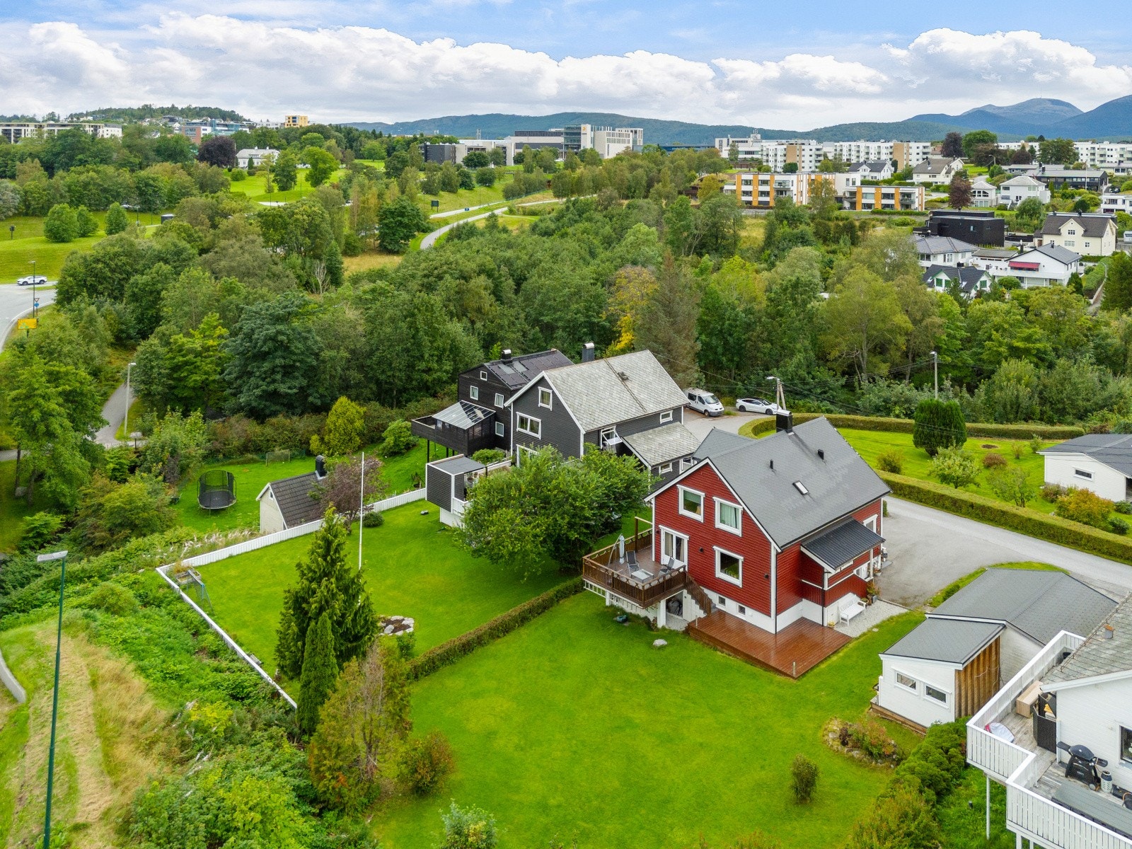 Spjelkavik ungdomsskole ligger kun 6 minutters gange fra boligen, en trygg og kort skolevei. Galleribilde