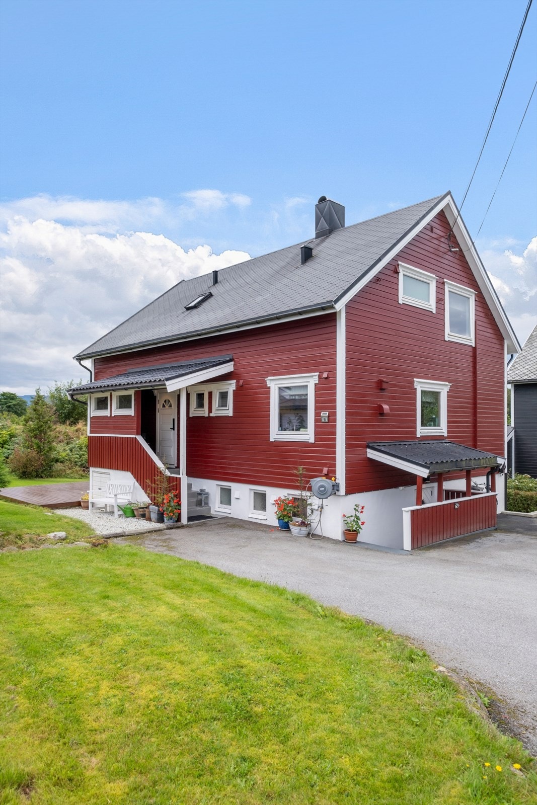 Overbygget inngangsparti til boligens hovedetasje. Galleribilde