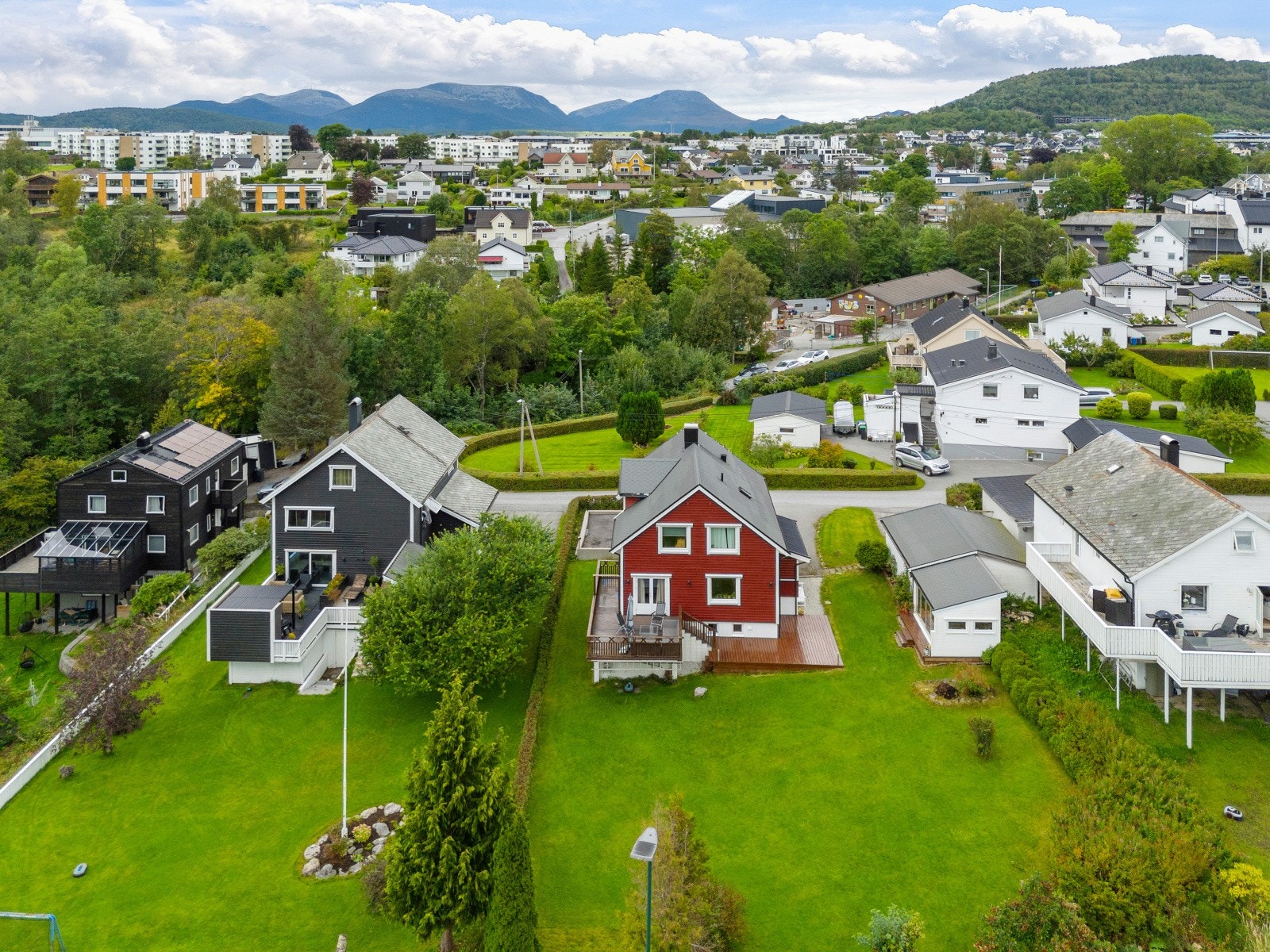Området har flere barnehager, inkludert Tommeliten Fus barnehage som ligger kun 1 minutt unna. Galleribilde