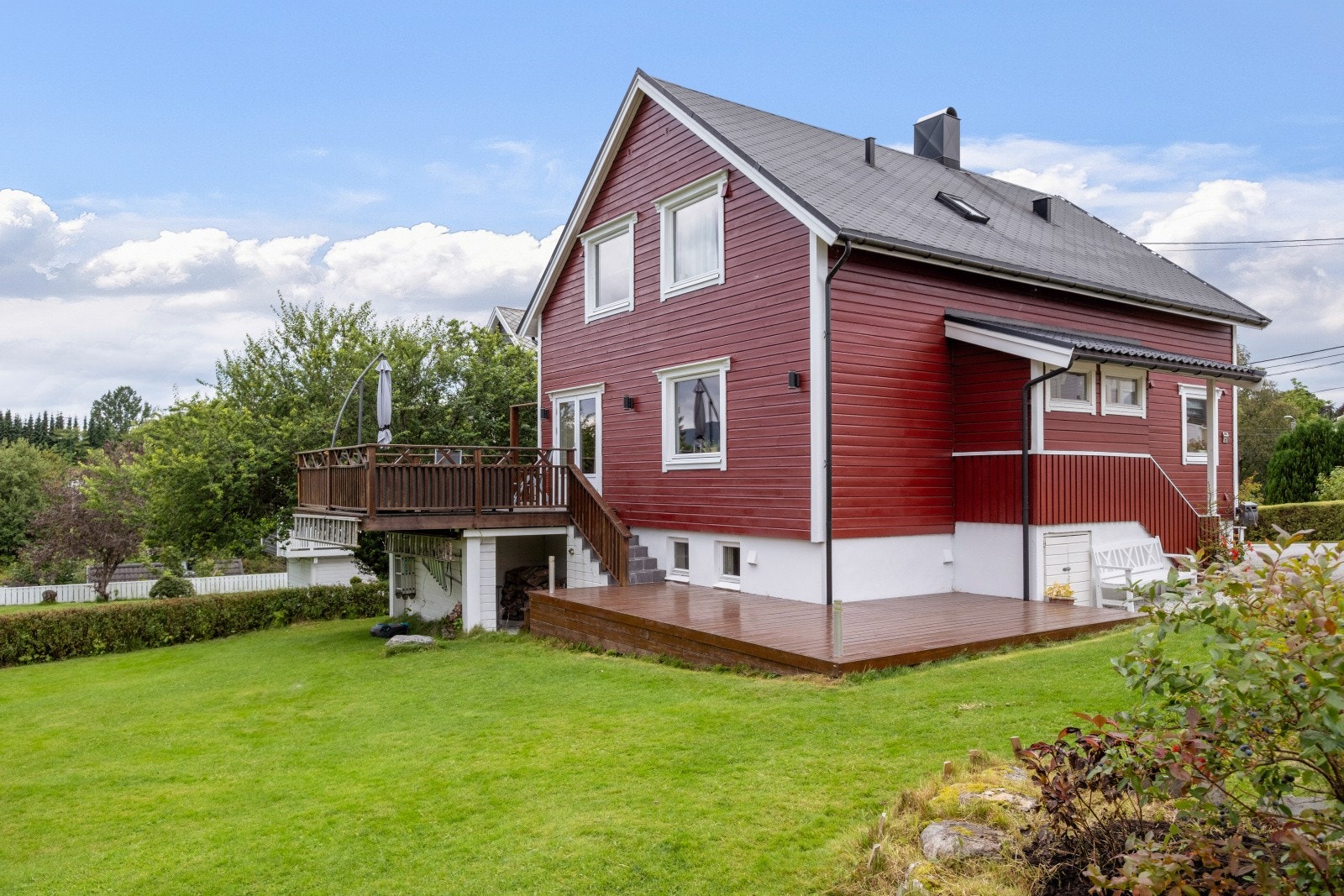 En flott familiebolig med store og varierte uteområder. Velkommen til hyggelig visning! Galleribilde