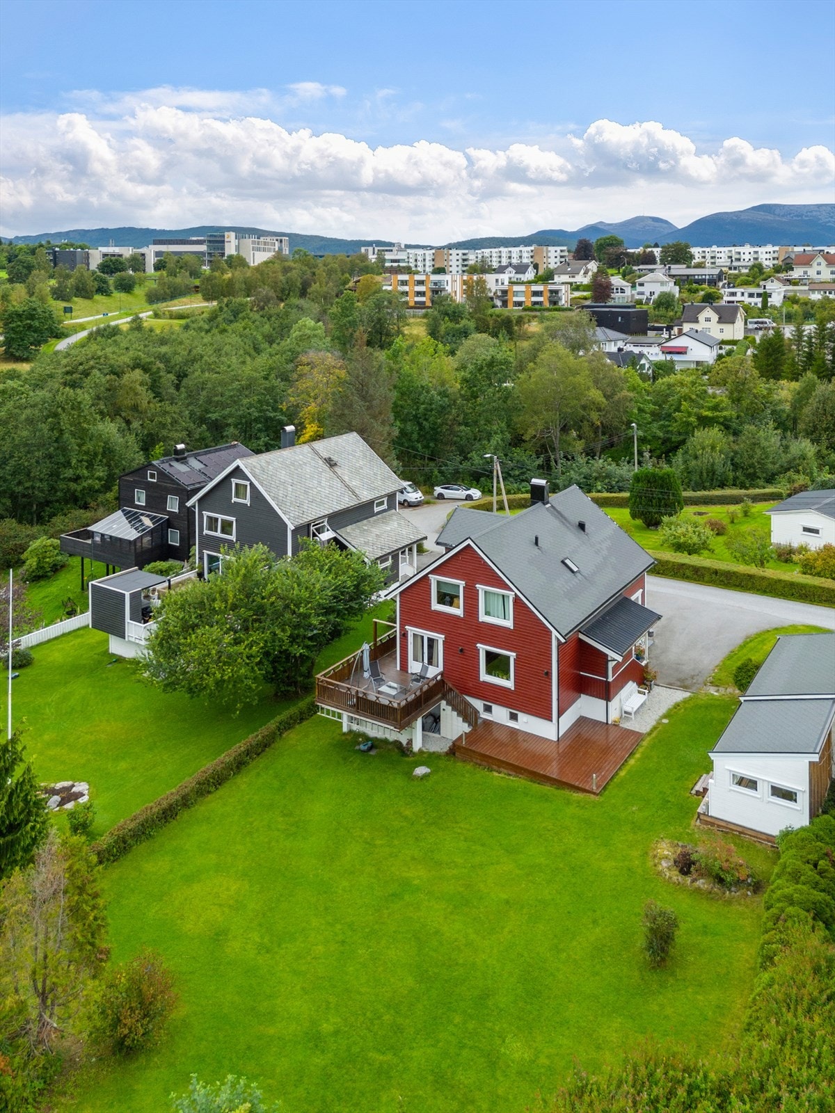 Den store hagen gir rikelig med plass for lek, hagearbeid og utendørsaktiviteter. Galleribilde