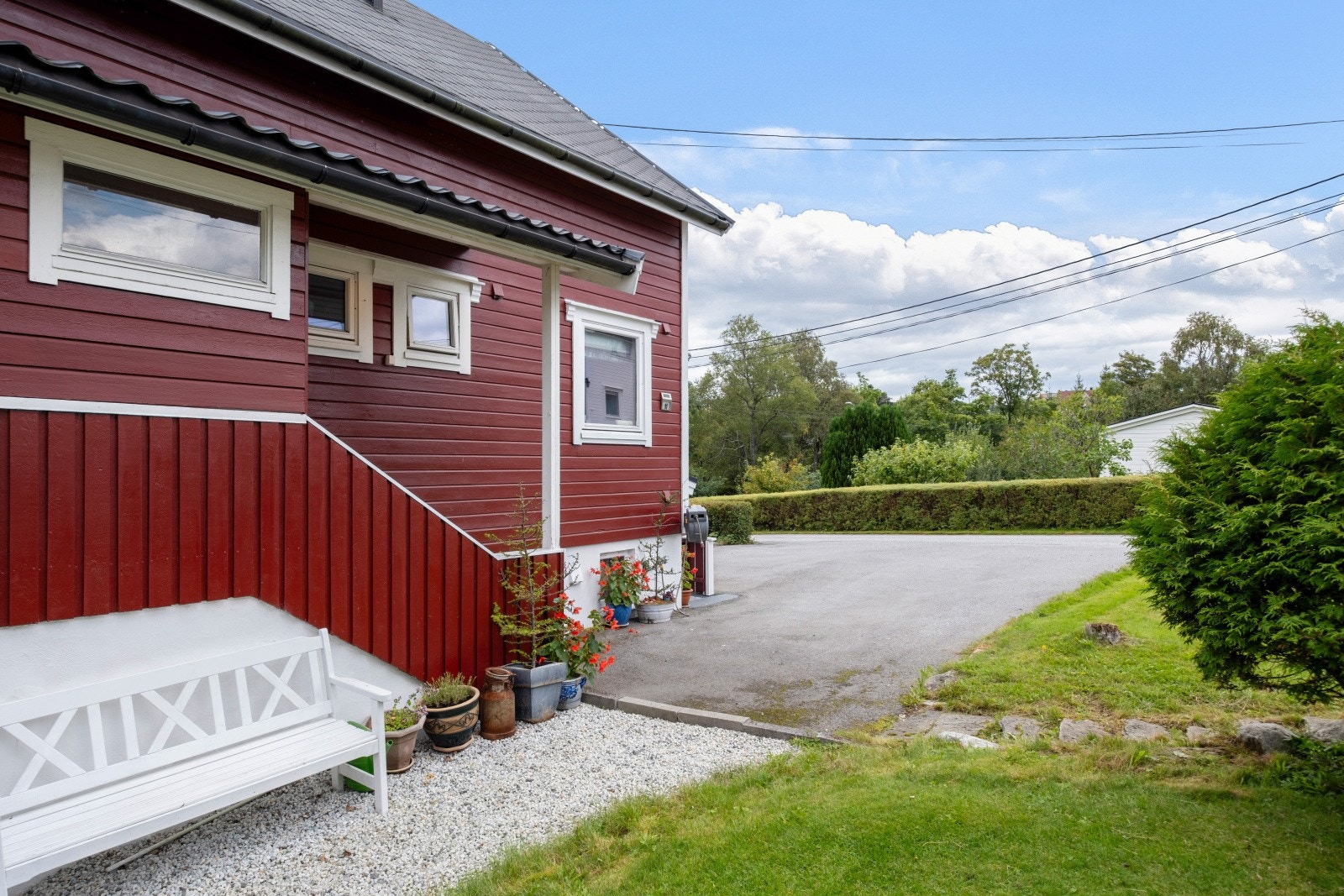 Adkomst til gårdsplassen og inngangspartiet. Galleribilde