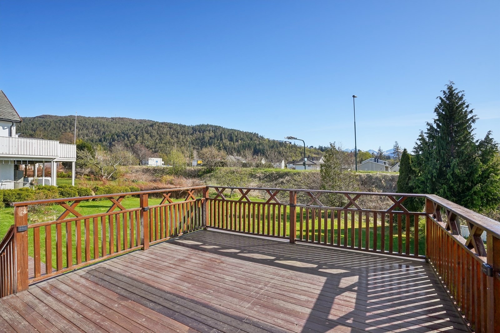 Verandaen fungerer som en forlengelse av stuen på varme dager. Koselig uteplass til stor glede på gode og varme sommerdager! Galleribilde