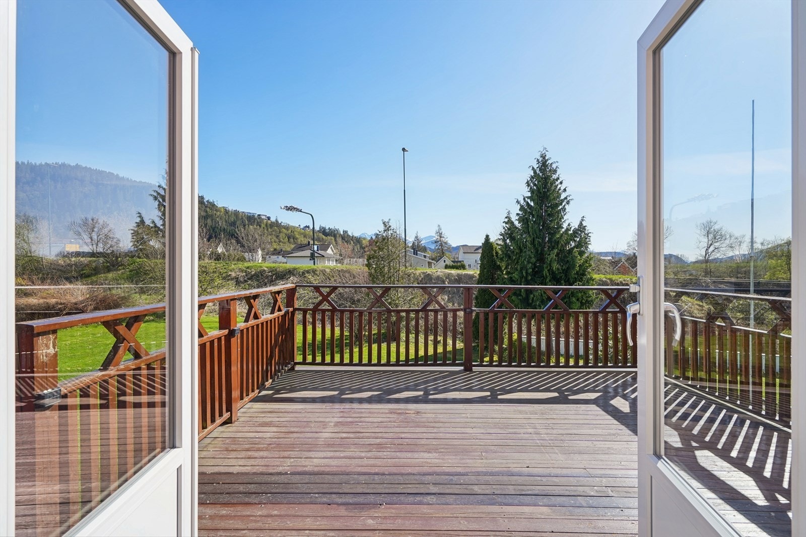 Den doble verandadøren skaper en sømløs overgang mellom stuen og uteområdet. Galleribilde