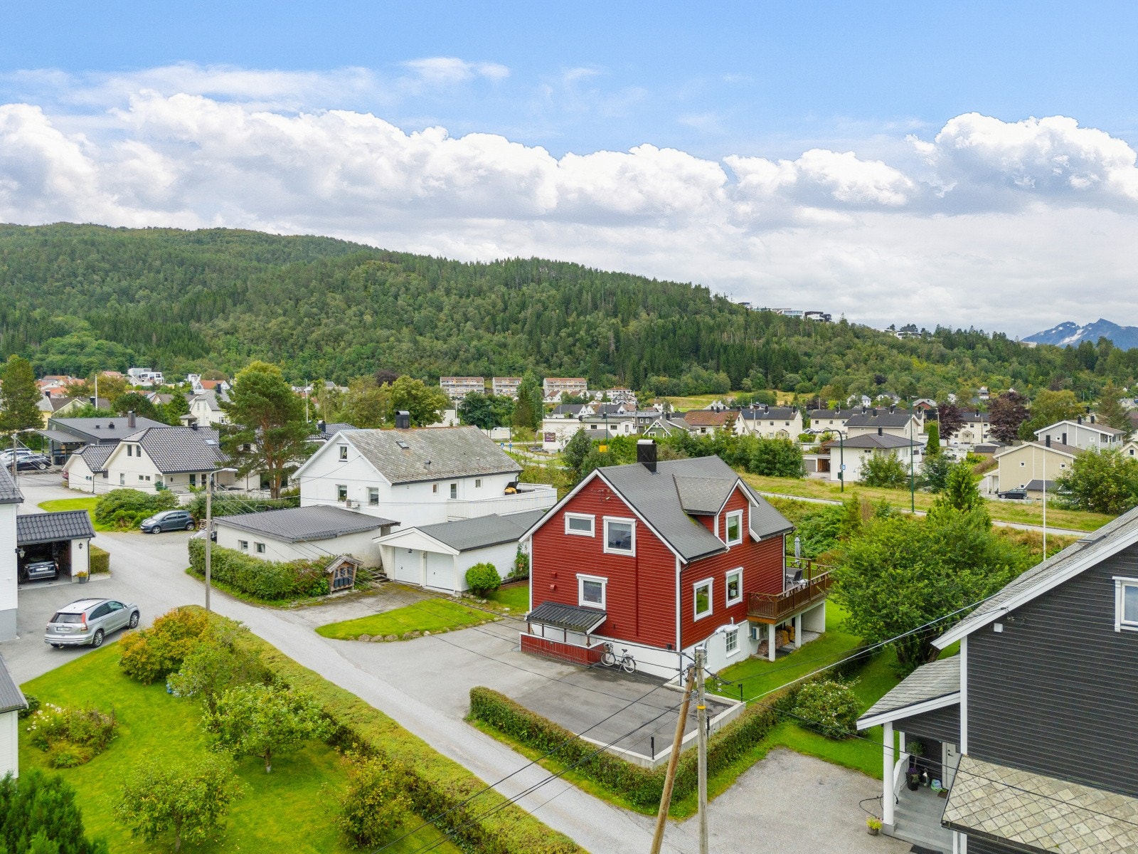 Oversikt over eiendommen og det omkringliggende nabolaget. Galleribilde