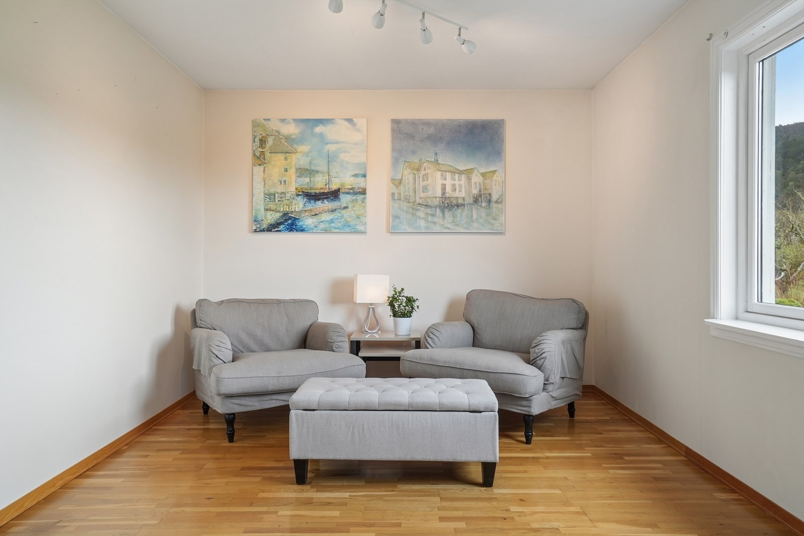 Et tidligere soverom er integrert i stuen, noe som gir en fin, adskilt krok for en mindre sittegruppe. Galleribilde
