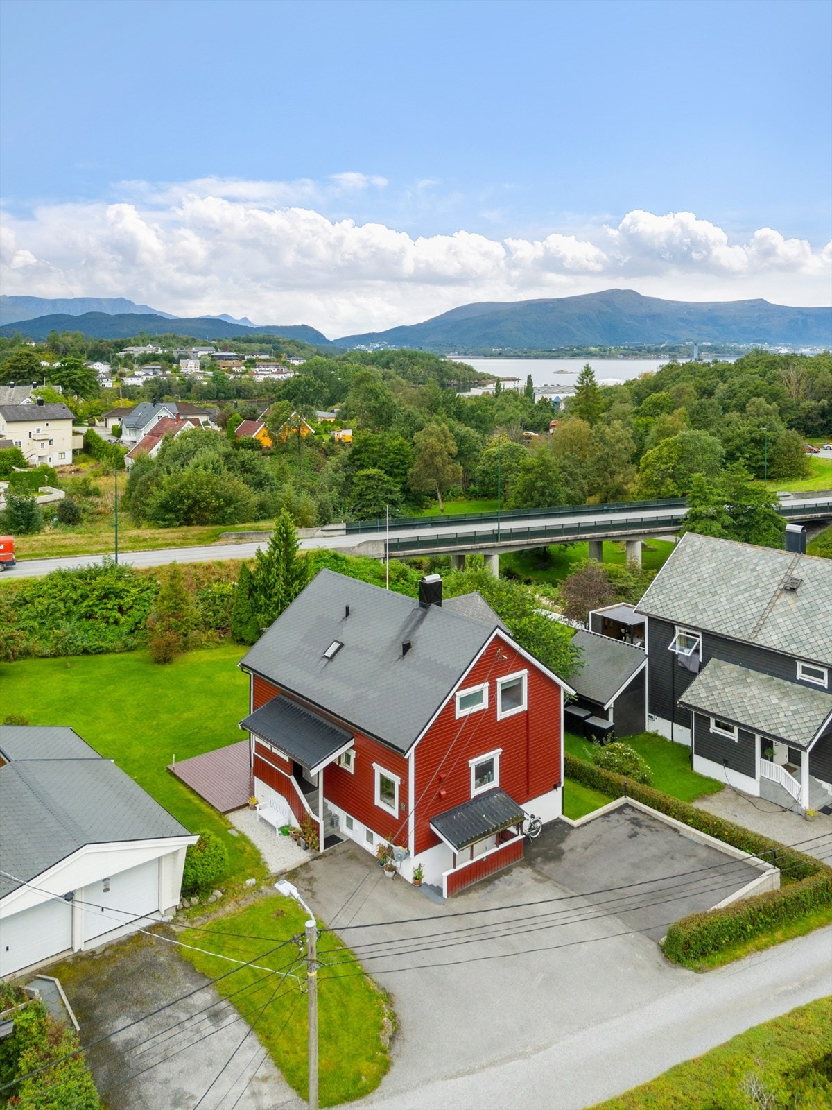 Fra eiendommen er det enkel adkomst til hovedveinettet, som gjør pendling effektivt. Galleribilde