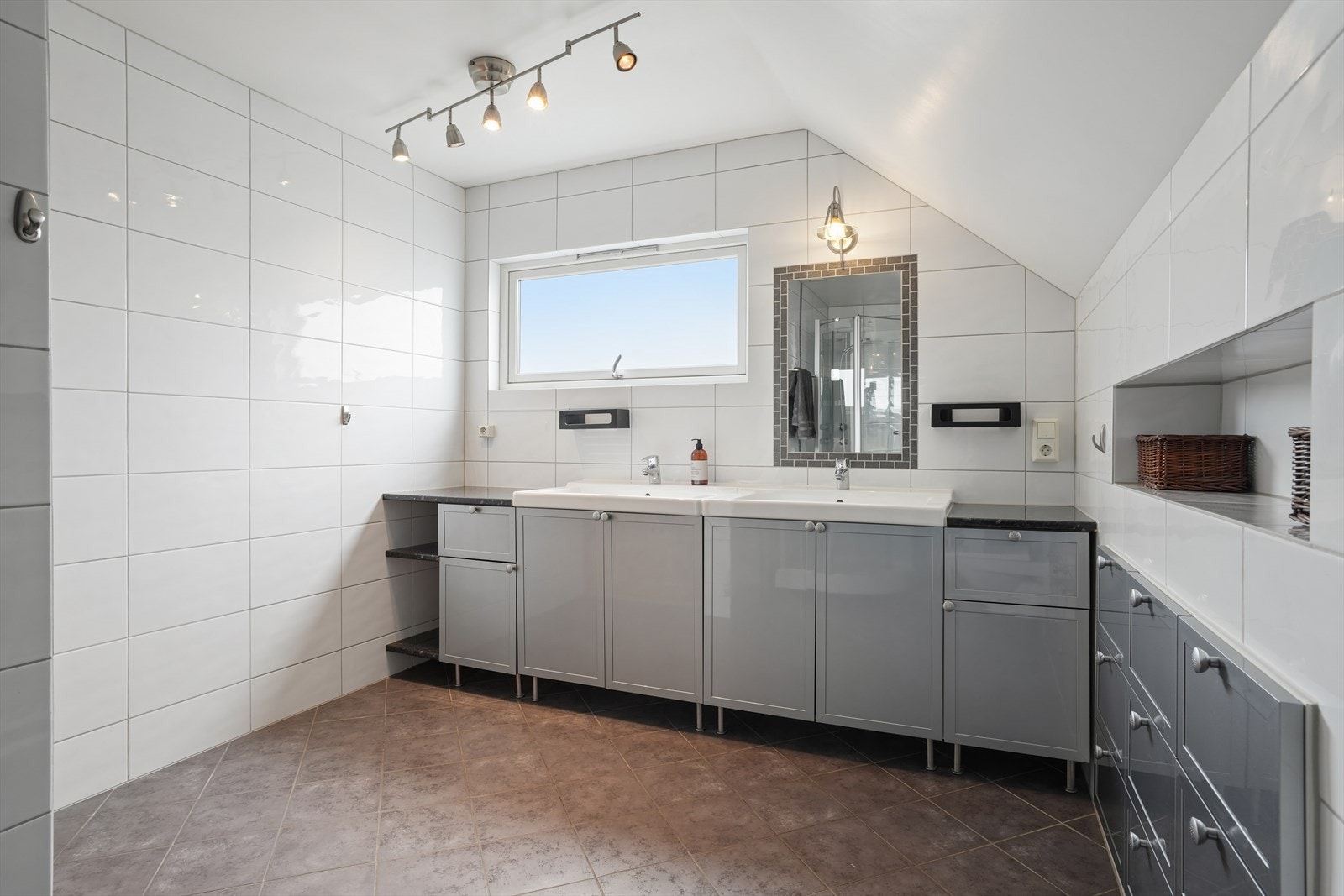 Hovedbadet på loftet har fliser med varmekabler i gulvet. Galleribilde