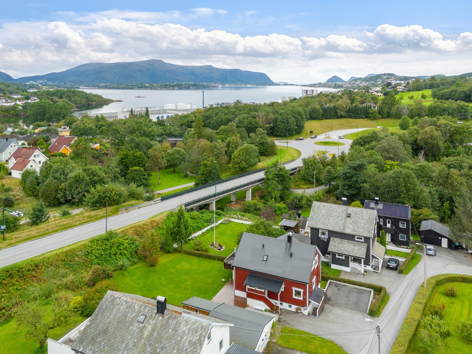 Fin utsikt over nærområdet, med grønne arealer og fjell i horisonten. Galleribilde