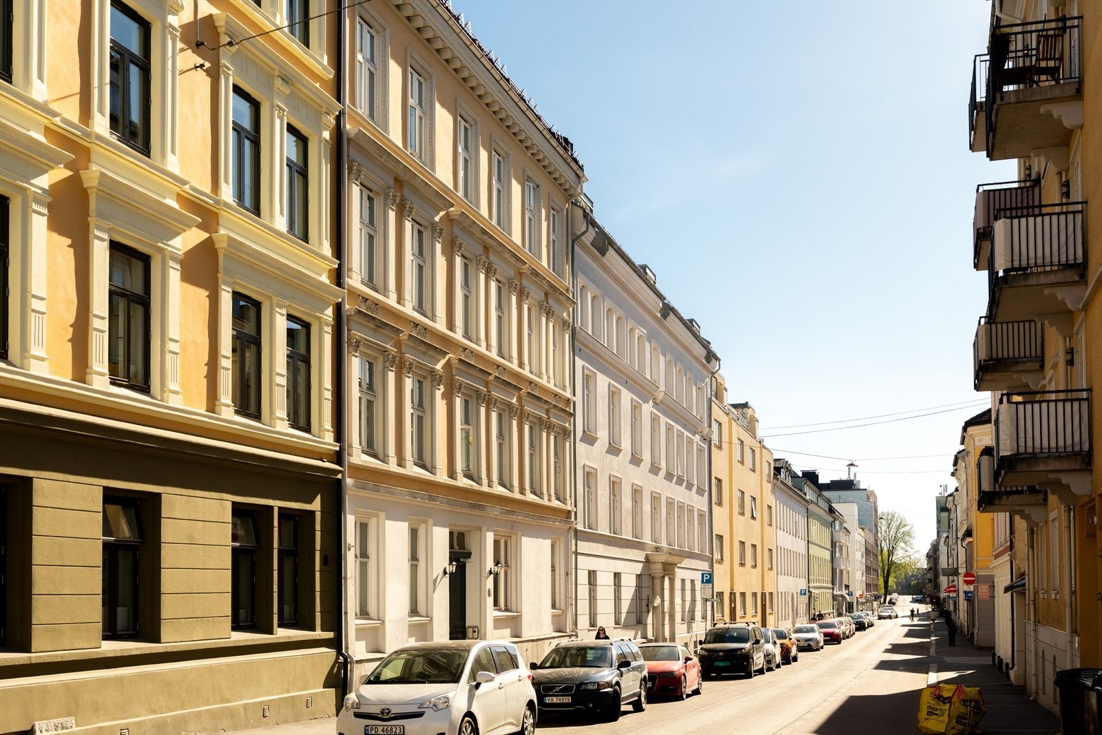 Leiligheten har en tilbaketrukket plassering i en enveiskjørt gate, samtidig som du har umiddelbar nærhet til et bredt servicetilbud. Galleribilde