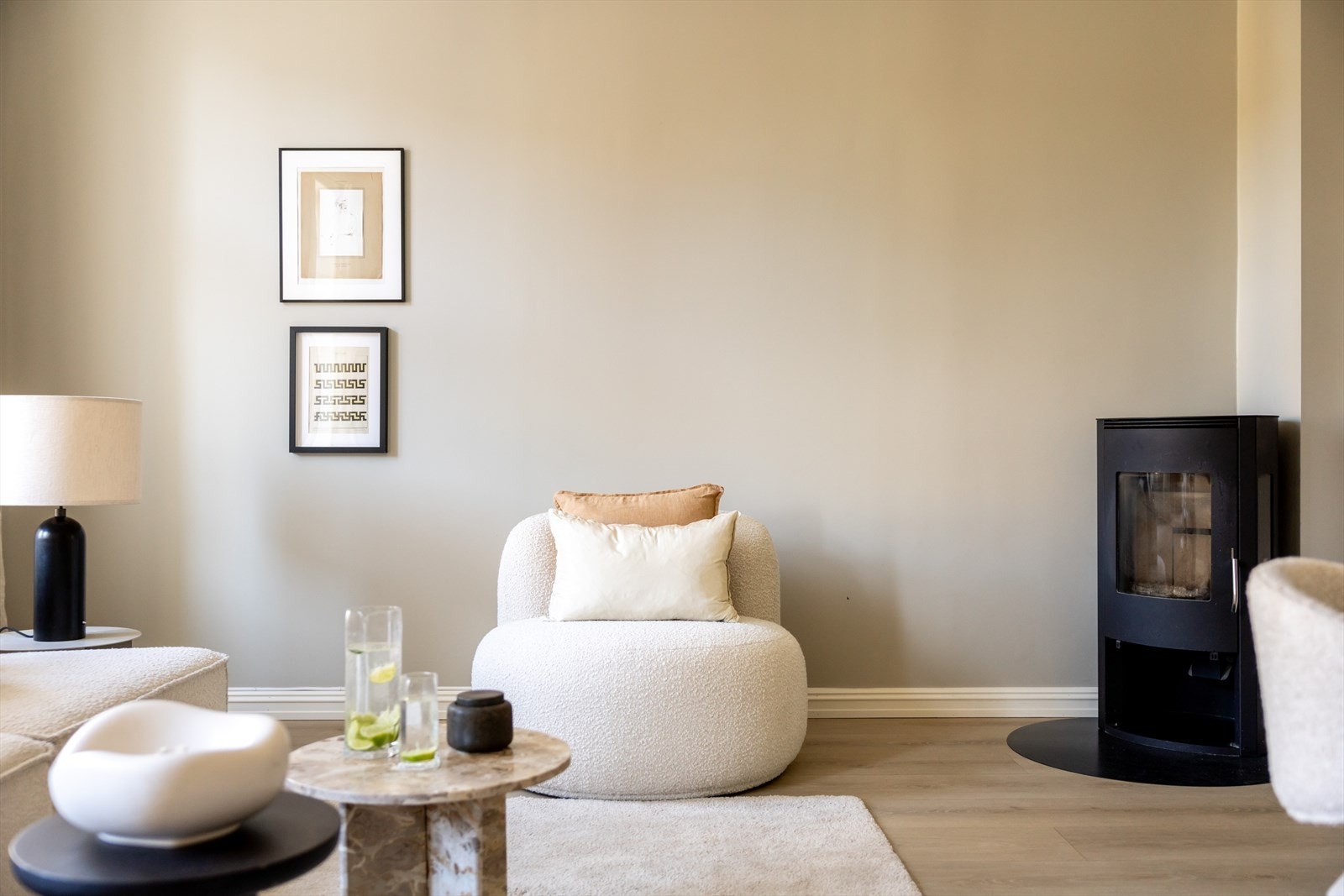 Stuen har også en stemningsfull peis som bidrar til både varme og hygge på kjøligere dager, og gir et godt utgangspunkt for å skape et personlig og innbydende hjem. Galleribilde