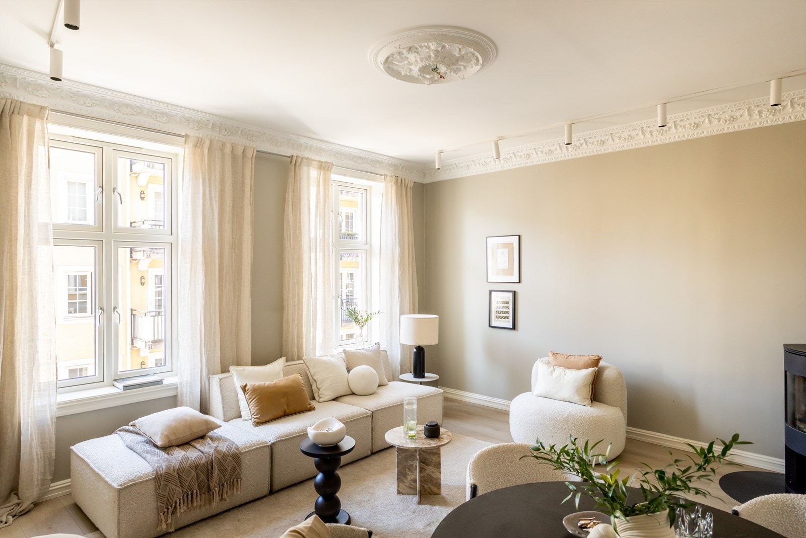 Gulvet er belagt med laminat med gulvvarme, og overflatene er malt i delikate, moderne fargetoner. Galleribilde