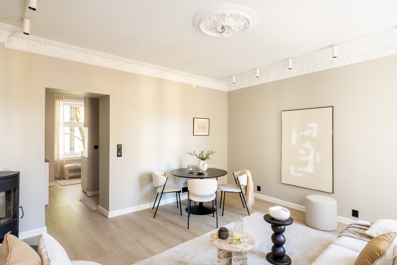 Stuen har også god plass til et hyggelig spisebord, perfekt for sosiale sammenkomster og gjester. Galleribilde