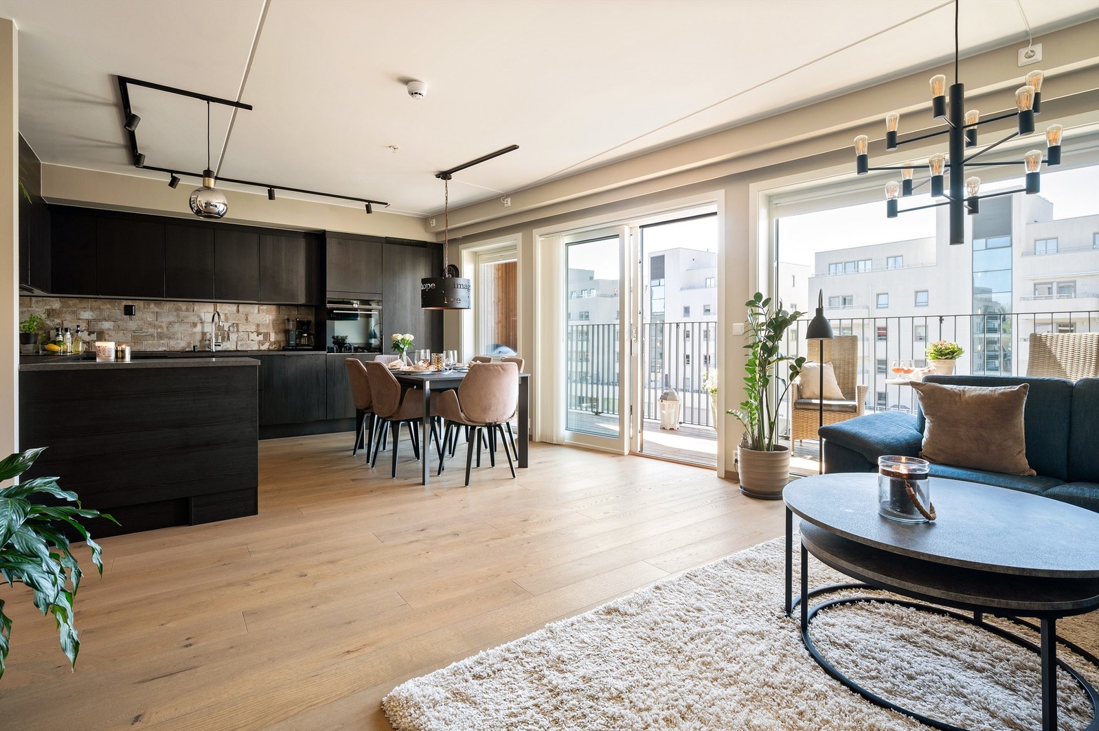 Boligen har en meget god planløsning og holder god standard. Stuen er av god størrelse med plass til sofa, tilhørende salongbord og TV-seksjon. Galleribilde