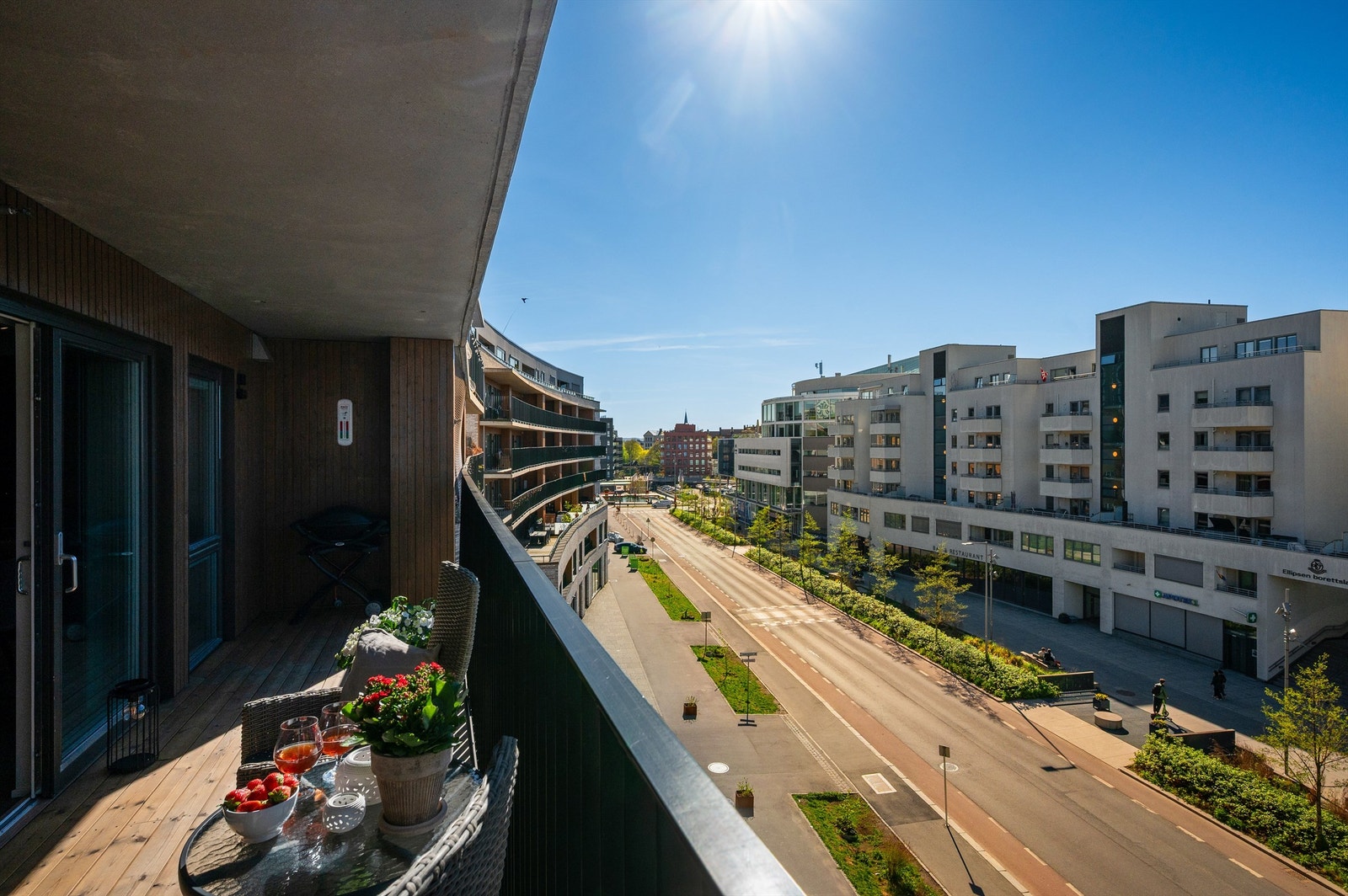 Velkommen ut i solen! Fra stuen kommer man ut til boligens nordvestvendte balkong på ca. 12 kvm. Om sommeren brukes balkongen som en del av stuen. Galleribilde