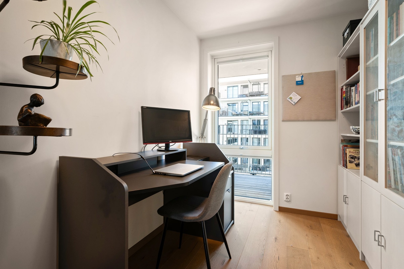 Leilighetens tredje soverom benyttes i dag som et kontor. Galleribilde