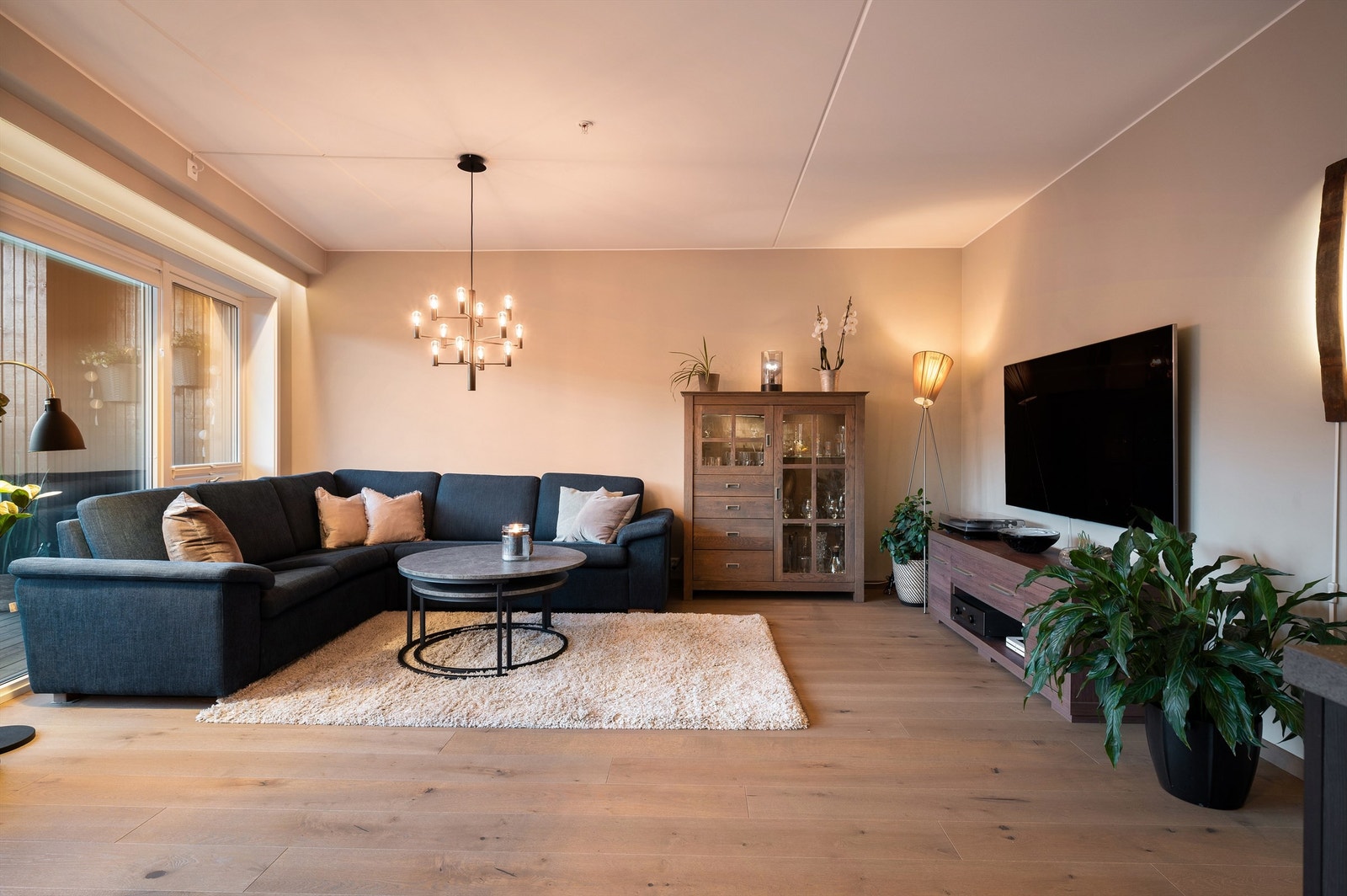 Stuehjørnet er av god plass. Boligen ligger i et rolig og meget barnevennlig boligområde. Galleribilde