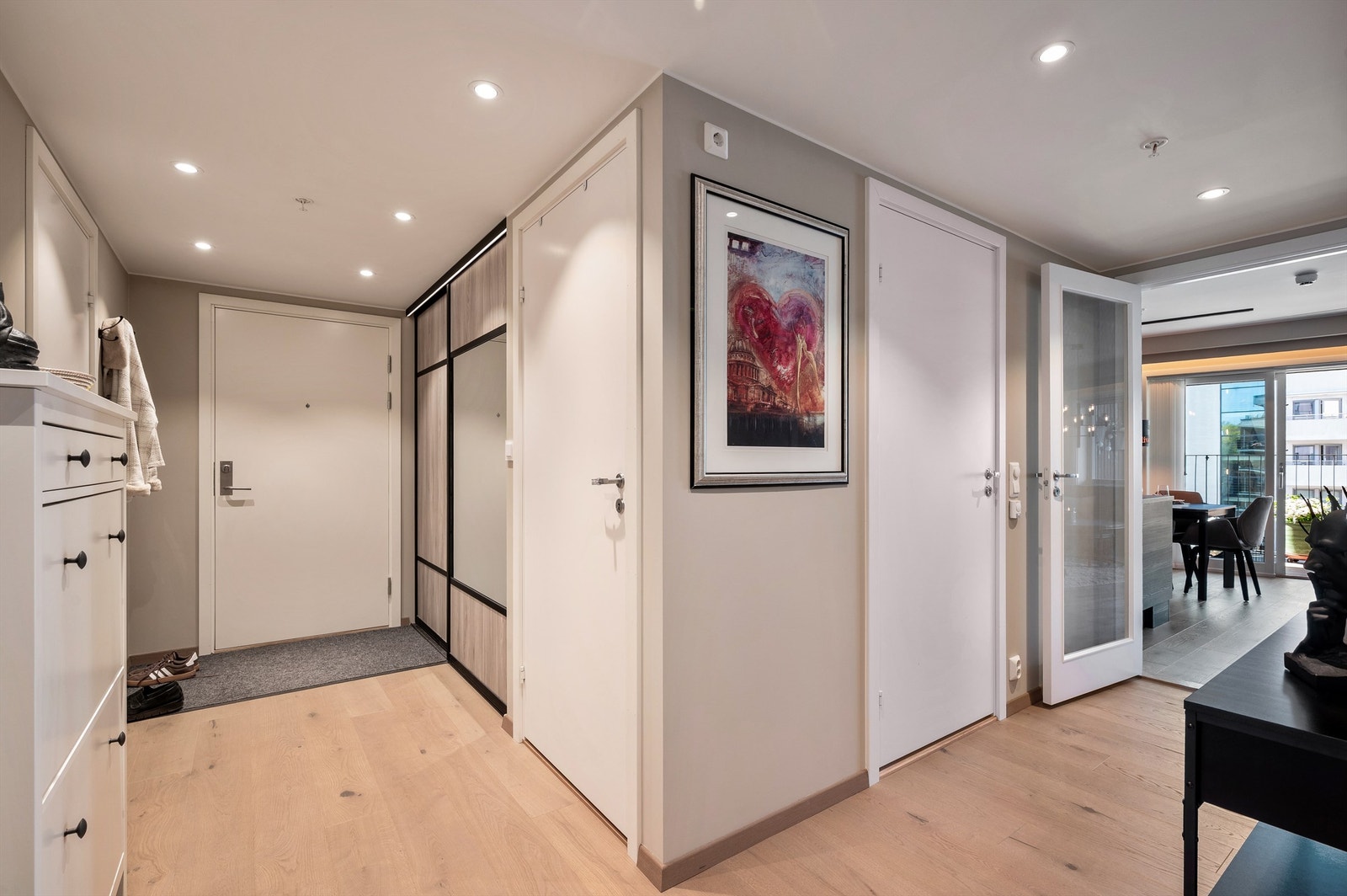 God plass til yttertøy og sko i den luftige gangen. Skyvedørsgarderobe og den innvendige boden gir ekstra oppbevaring. Galleribilde