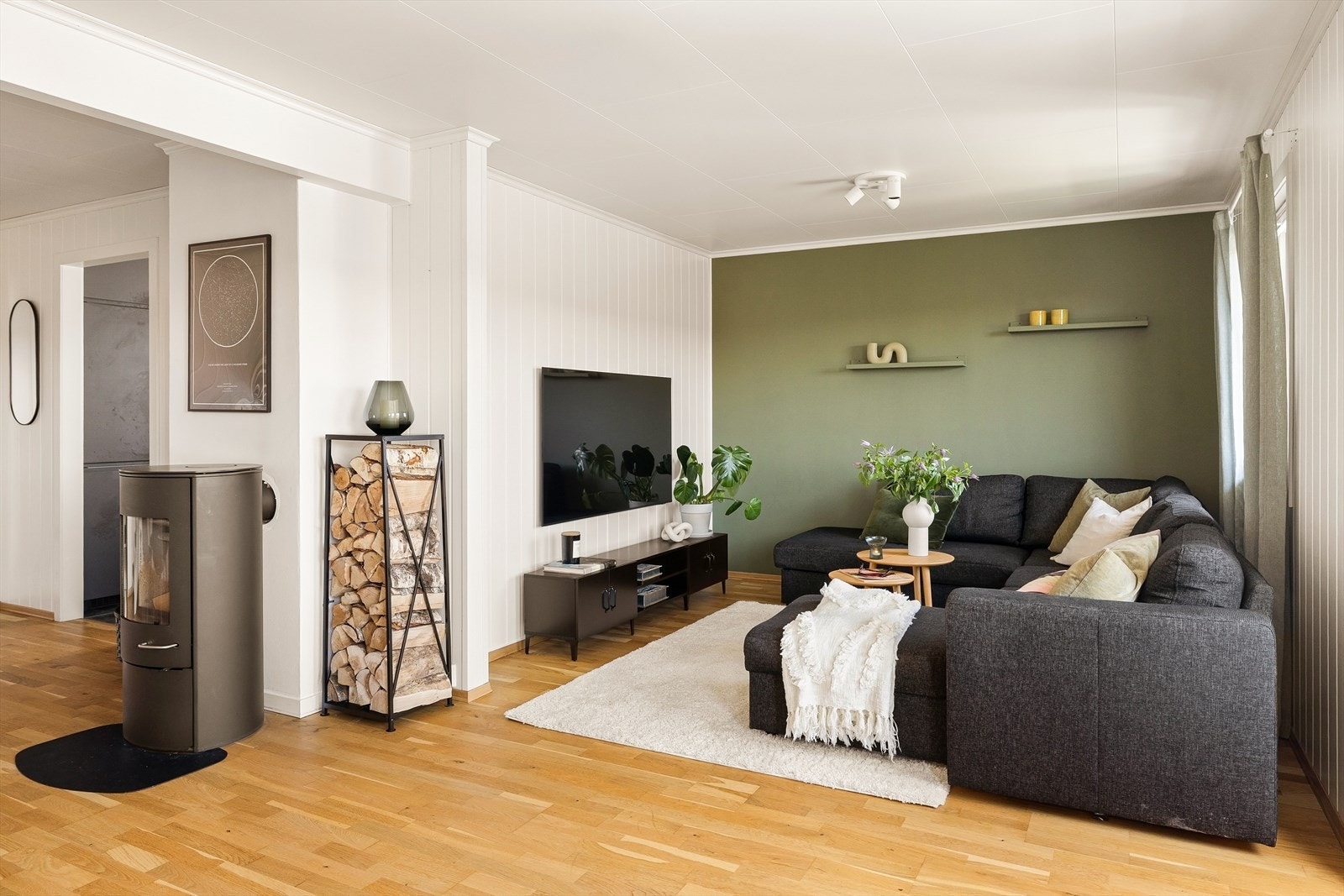 I stuen er det montert en praktisk vedovn - perfekt for kalde dager! Galleribilde
