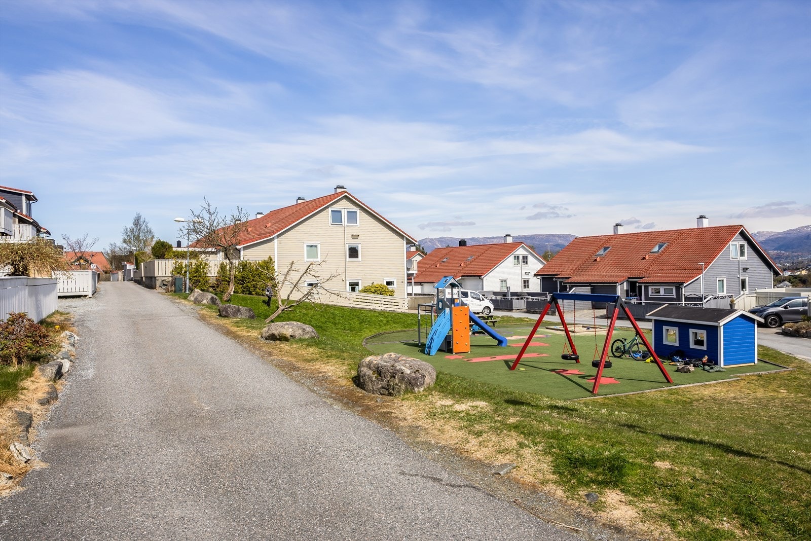 Området har også godt med skoler og barnehager. Aurdalslia barneskole ligger bare fem minutter unna til fots, og Skranevatnet skole (barne- og ungdomsskole) er også innen gangavstand. Galleribilde
