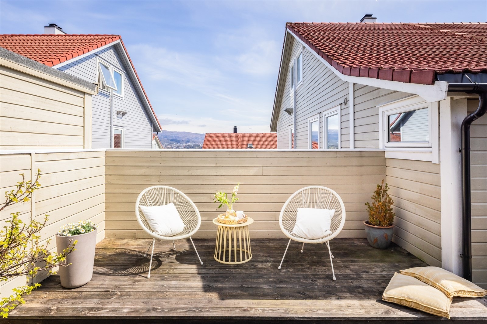 Her er det opparbeidet flere uteområder, med god plass til grill og utemøbler etter eget ønske. Galleribilde