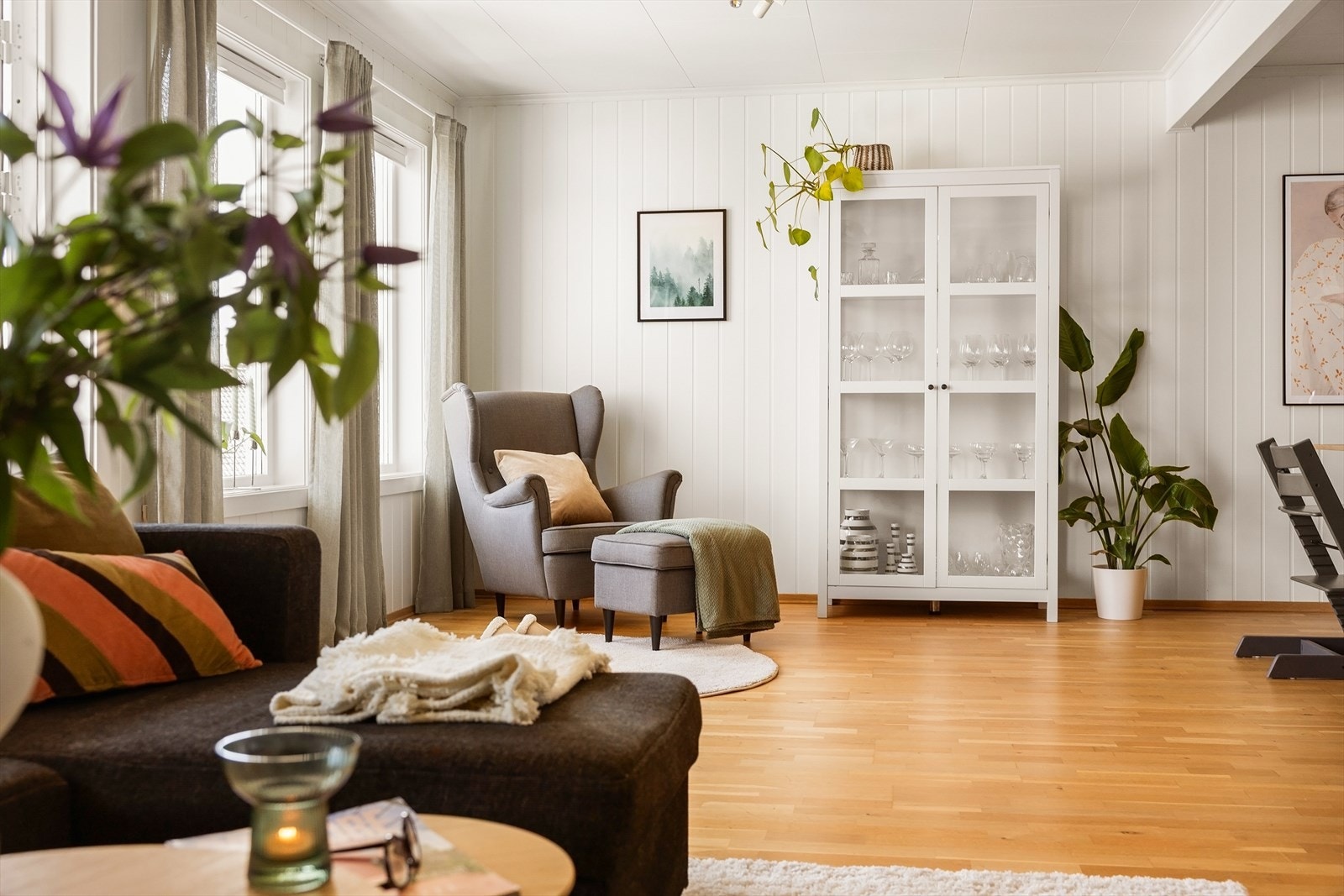 I stuen er det god plass til både sofa- og spisegruppe. Galleribilde