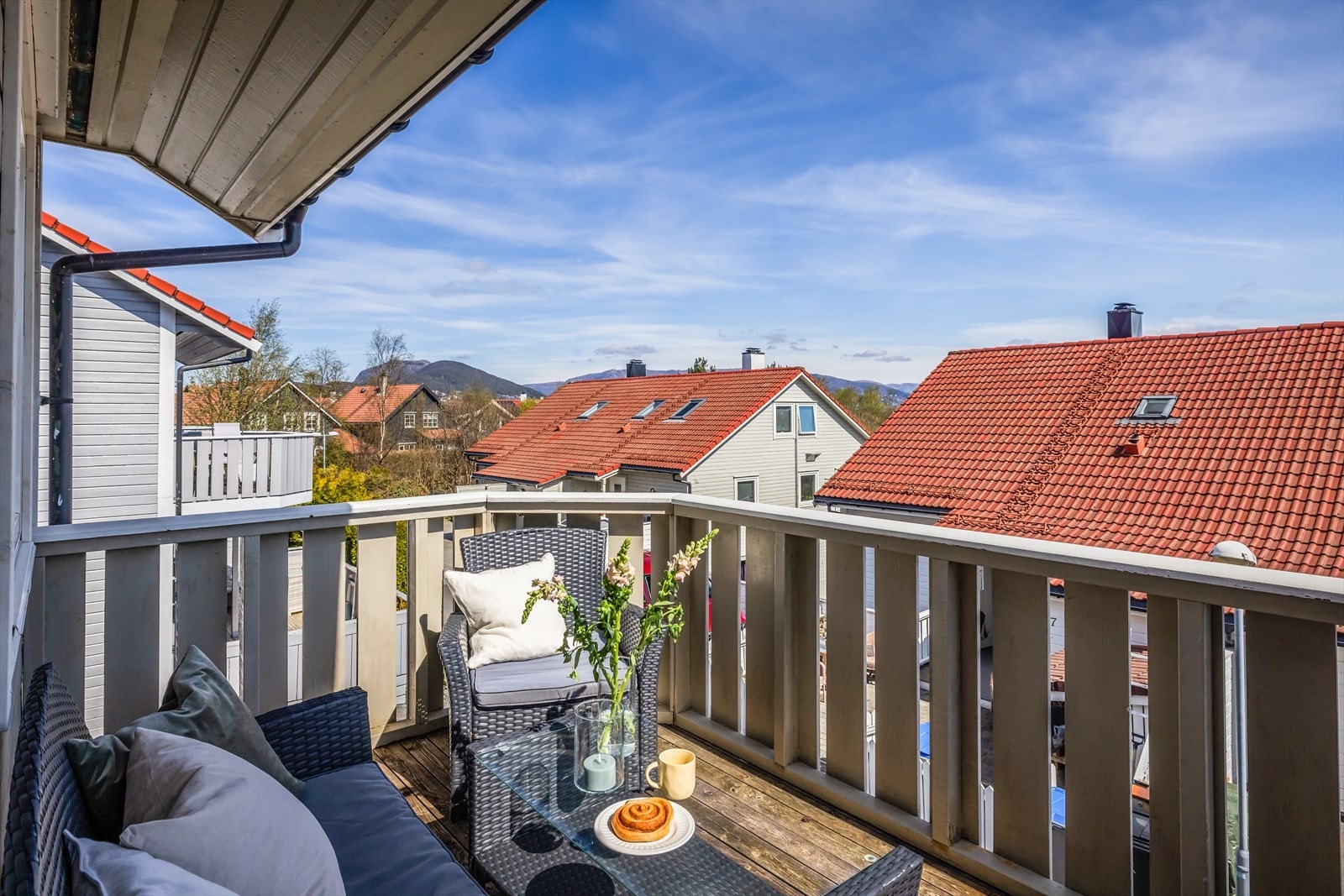 Her har du plass til utemøbler, i tillegg er altanen delvis overbygget som skjermer mot dårlig vær. Galleribilde