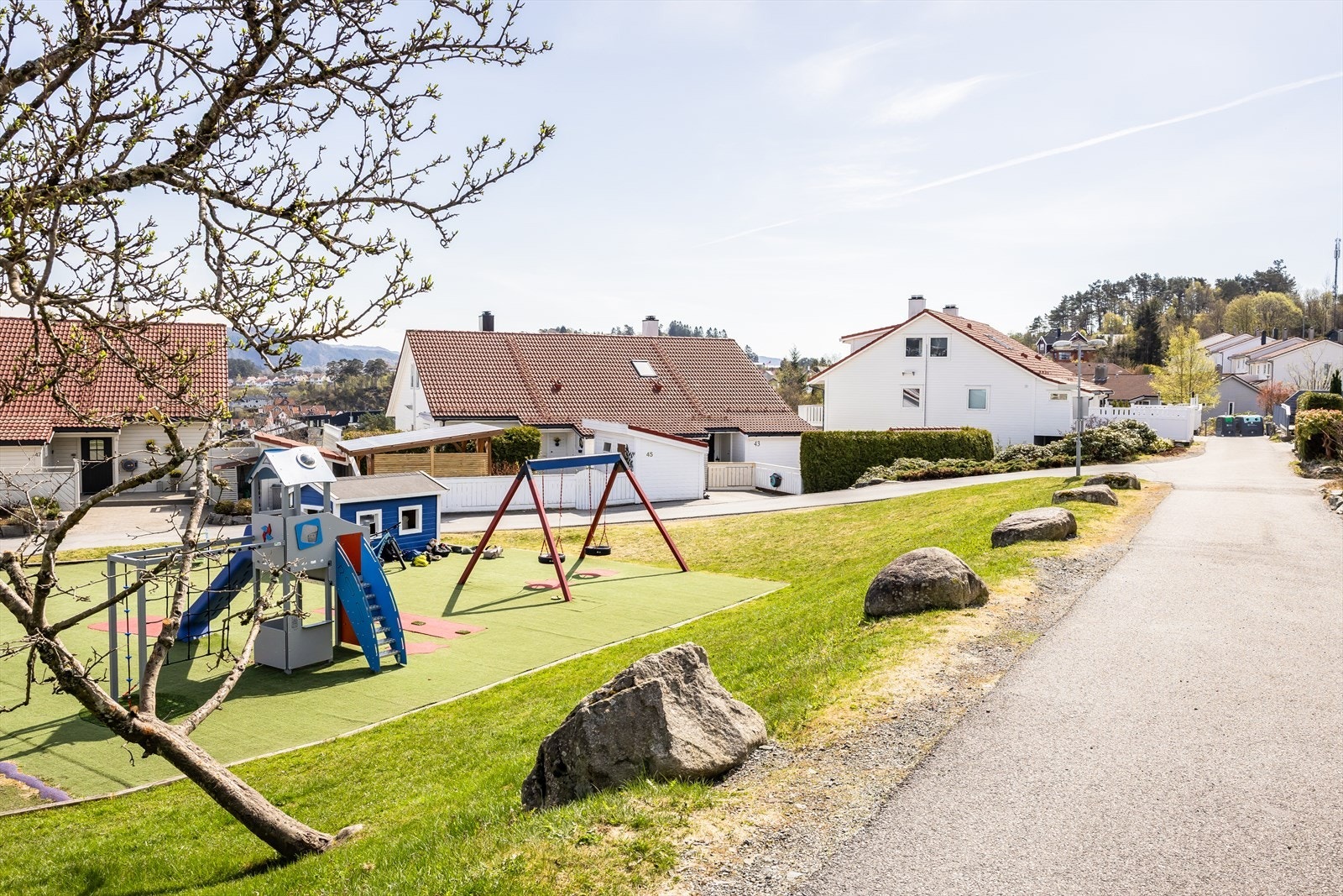 I sameiet er det laget til en fin lekeplass som er perfekt for barna. Galleribilde