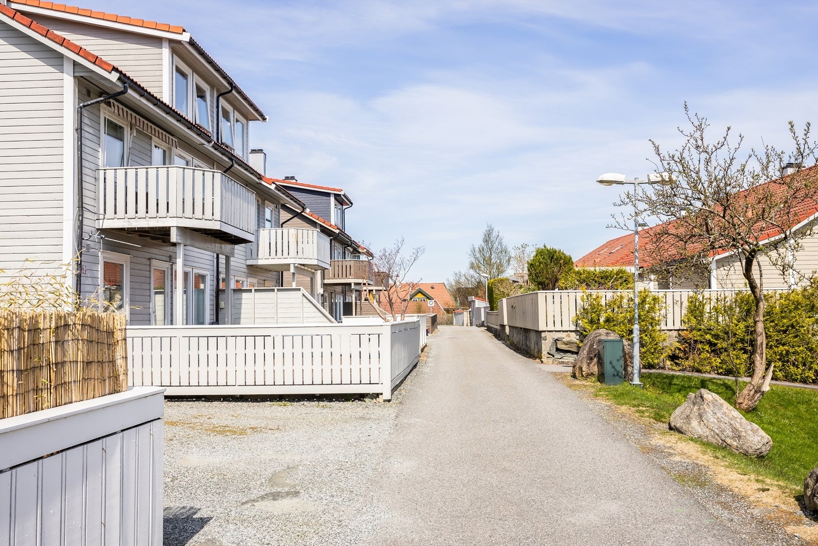 Boligen ligger attraktivt til, innerst i en blindvei med minimalt med trafikk. Galleribilde