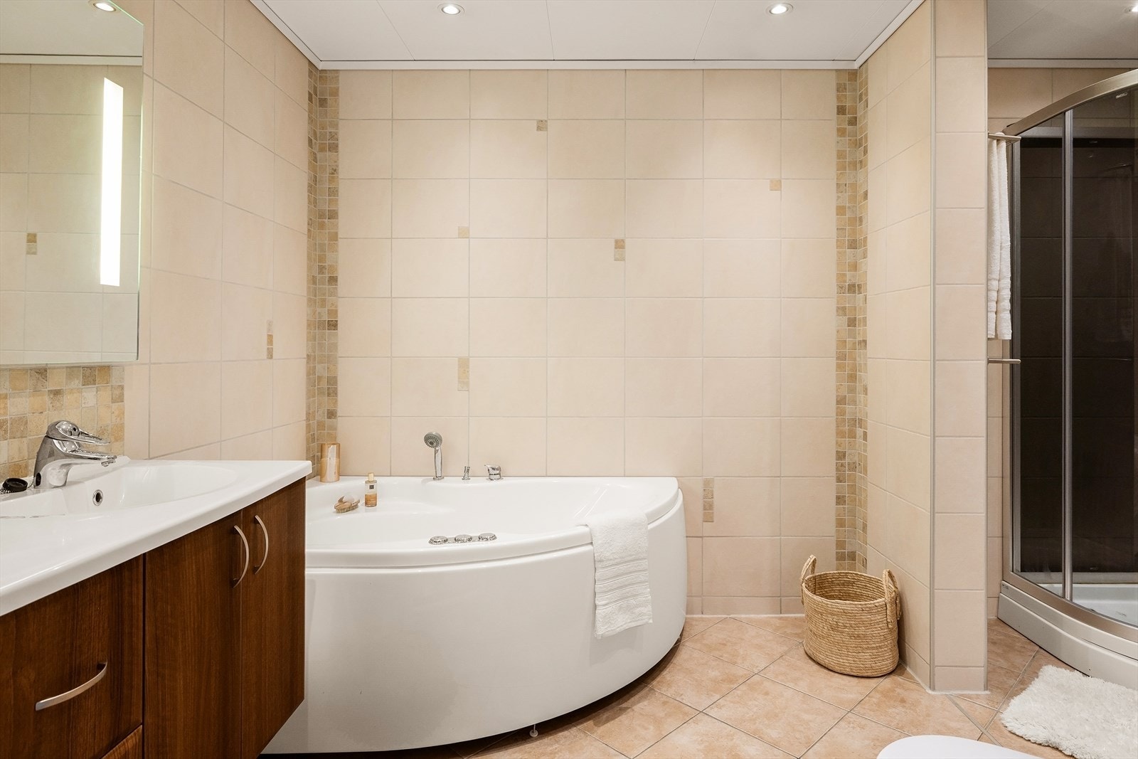 Badet er helfliset og ble delvis oppgradert i 2010. Her er det selvfølgelig varmekabler i gulvet. Galleribilde