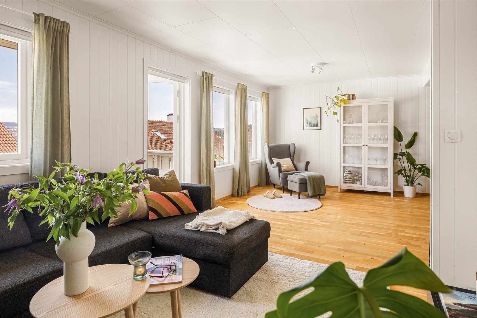 1.etasje byr på en lys og romslig stue målt til 38m². Galleribilde