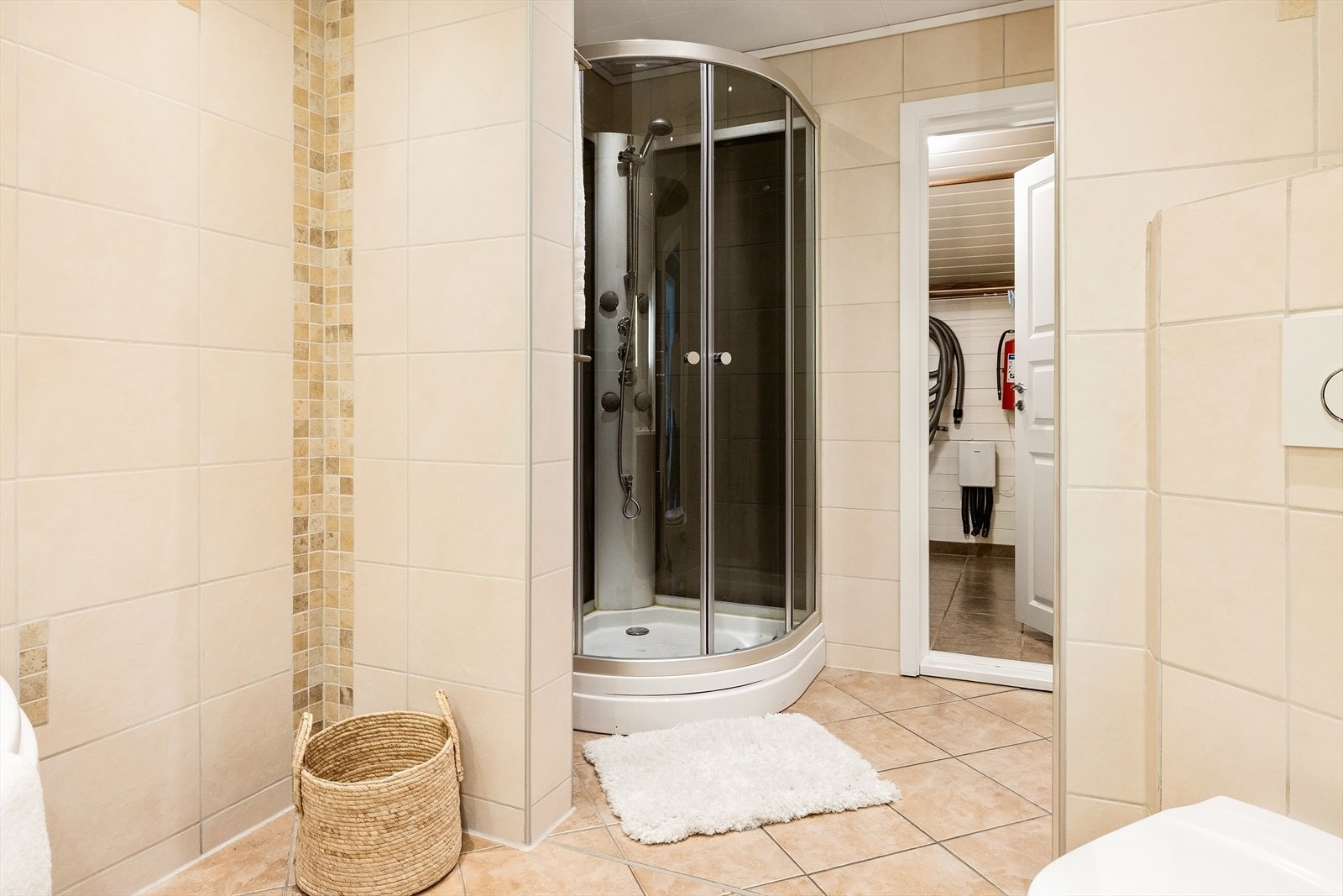Ved siden av badet finner du et praktisk adskilt vaskerom med opplegg til vaskemaskin. Galleribilde