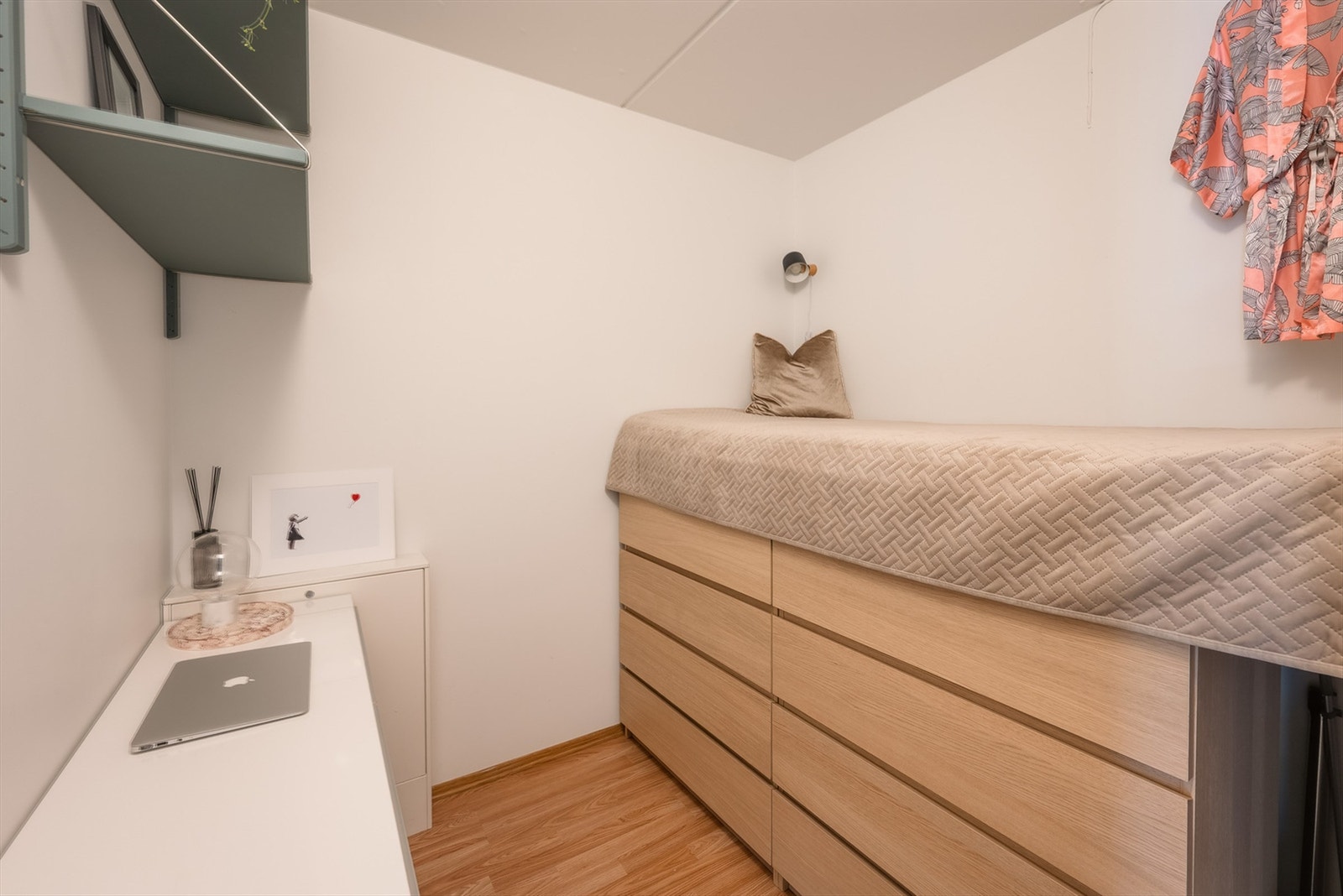 Fra entrèen er det adkomst til en praktisk sovealkove/bod - brukt som både kontor, garderobe og gjesterom. Et fleksibelt ekstrarom med mange muligheter Galleribilde