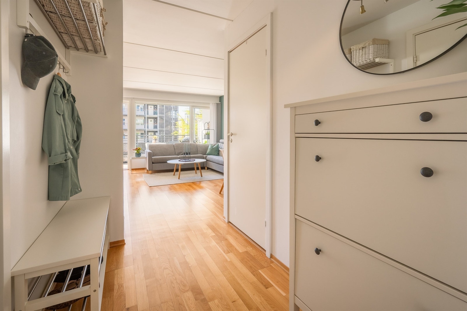 Lys og fin entré med god plass til yttertøy både på vegg, skap eller kommode Galleribilde