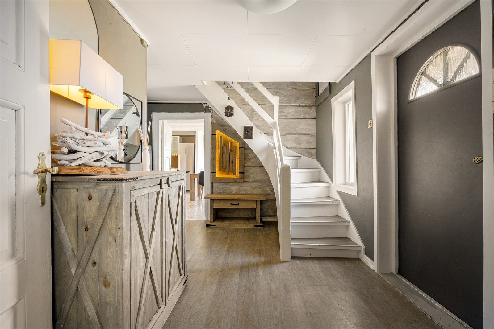 I fra gangen kommer man inn i boligens første soverom. Galleribilde