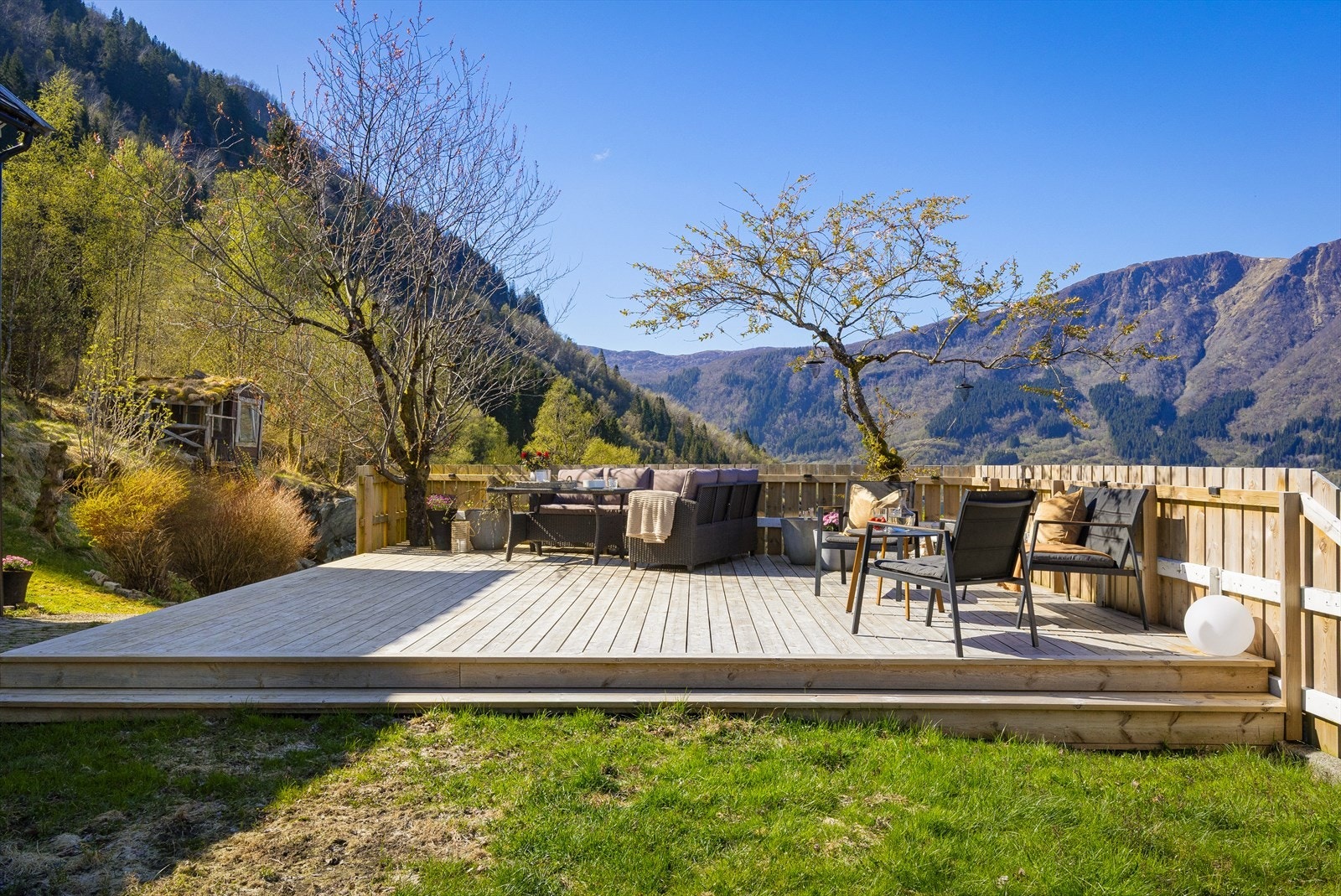 Flott opparbeidet terrasse "i" utsikten. Galleribilde