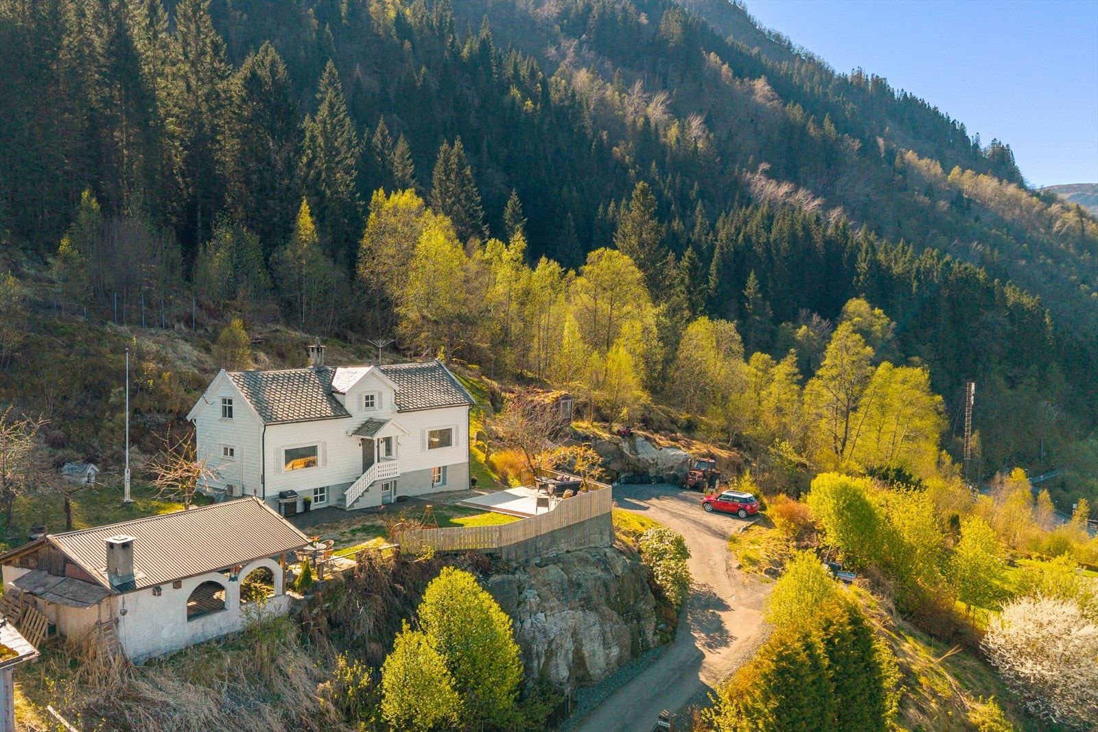 Her kan man virkelig boltre seg på egen eiendom med pent opparbeidet plen, flott terrasse hvor en kan nyte panoramautsikten, grillhytte og tomt ved fjorden. Eiendommen er med andre ord meget innholdsrik. Galleribilde