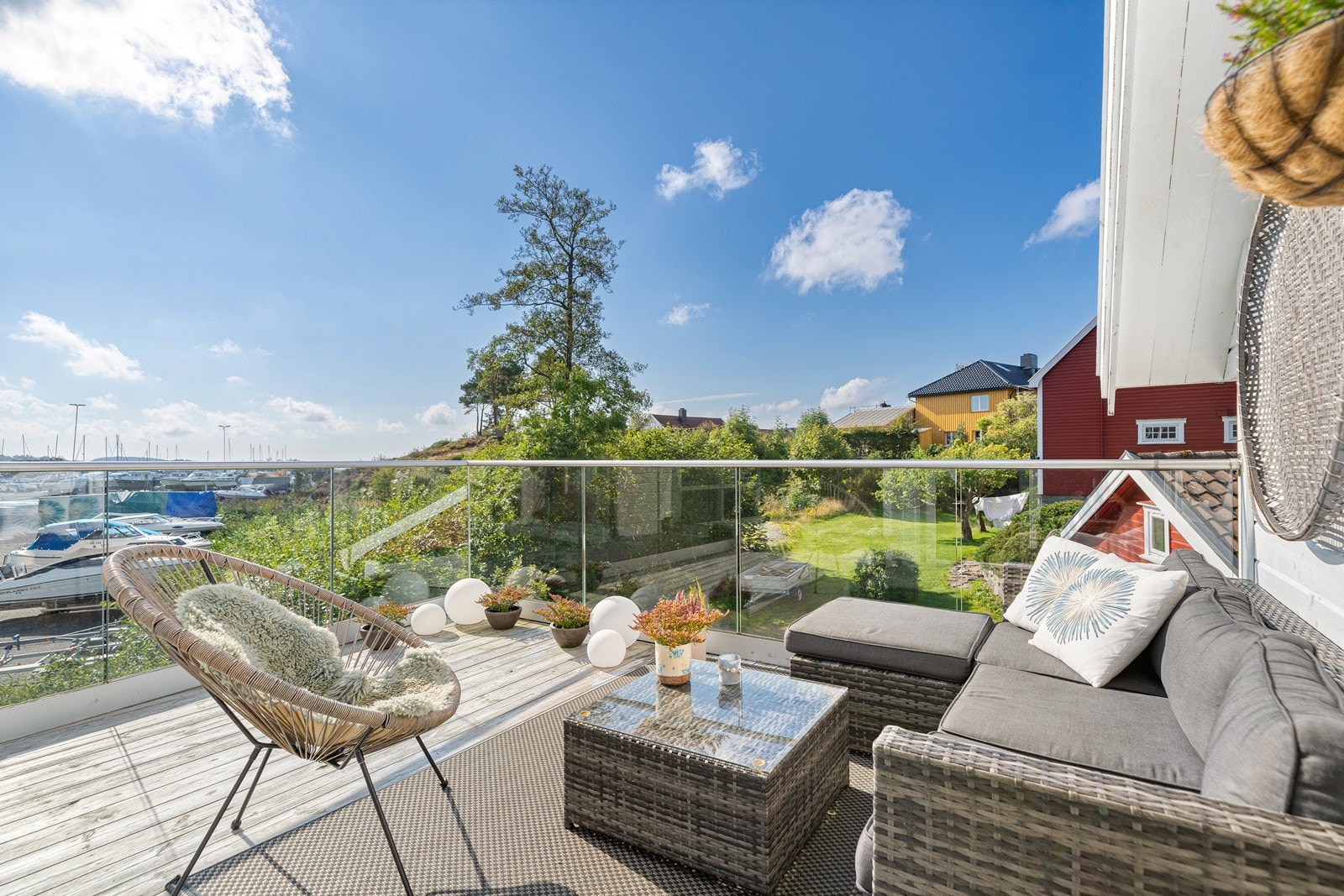 Flott veranda med nydelig utsikt mot sjøen og gode solforhold - en perfekt plass å nyte late dager og lange sommerkvelder Galleribilde