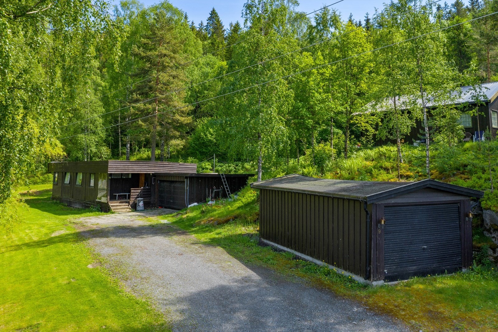 Tomten er noe skrående på midten og har en fin inndeling, dersom man ser for seg å dele den for potensielt 2 boliger. Galleribilde
