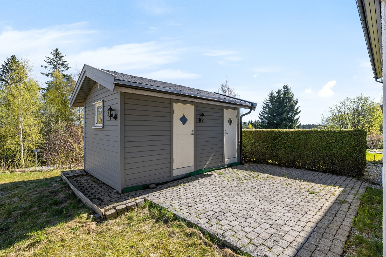 Eiendommen har en frittstående bod på 13 m² inndelt i to bodrom på hhv. 9,9 m² og 3,1 m² Galleribilde