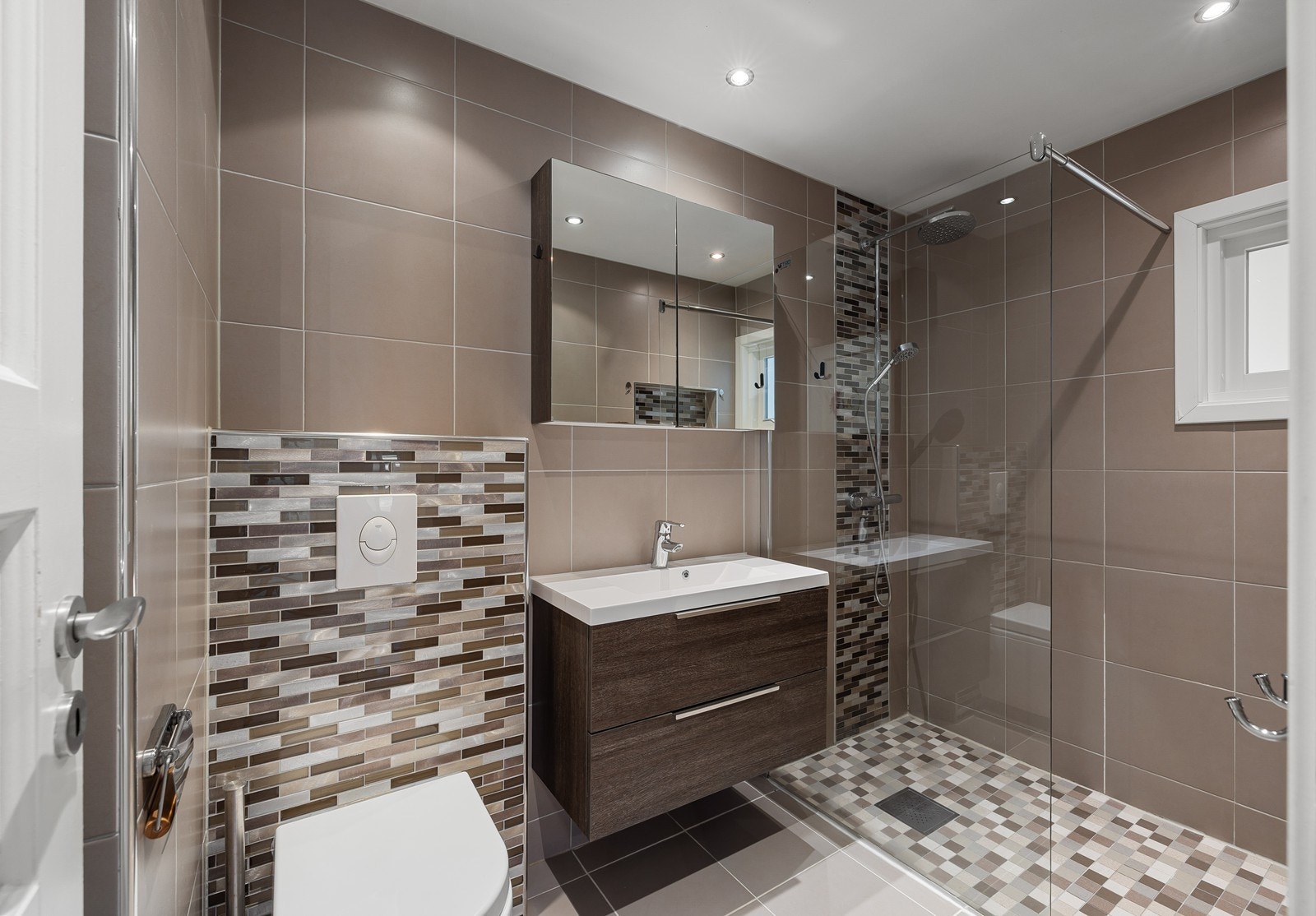 Badet i 1. etasje ble overflateoppusset av fagfolk i senere tid med moderne detaljer som regndusj og vegghengt toalett. Galleribilde